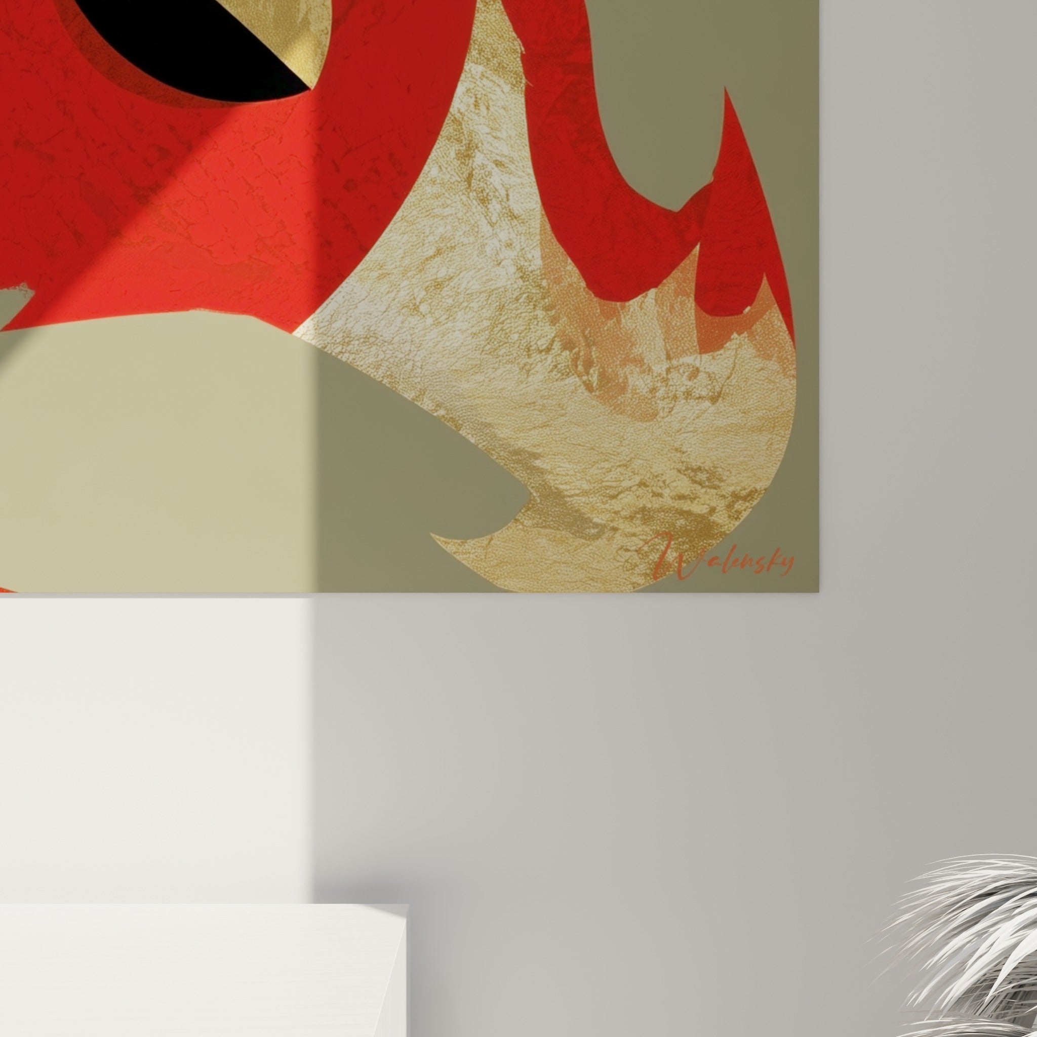 Textures dorées granuleuses et coulures rouges du dragon, empâtements visibles sur la toile accrochée