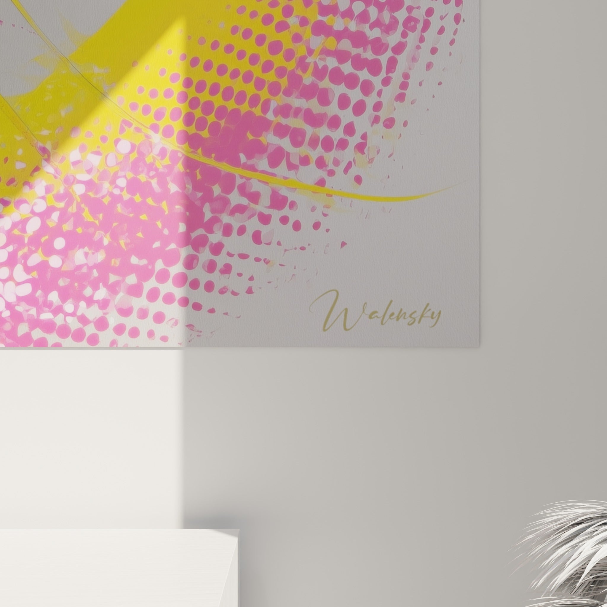Grain pointillé jaune et rose fuchsia visible en détail, empâtements noirs sur toile texturée