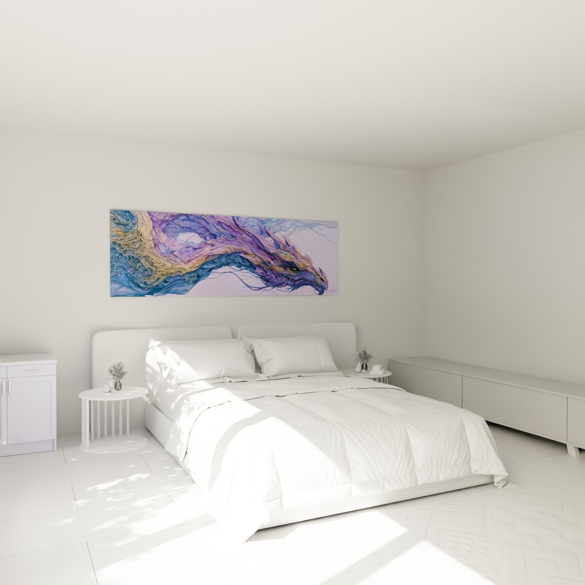 Créature violette et bleu pastel, gueule ouverte, accrochée au-dessus d'un lit dans une chambre claire