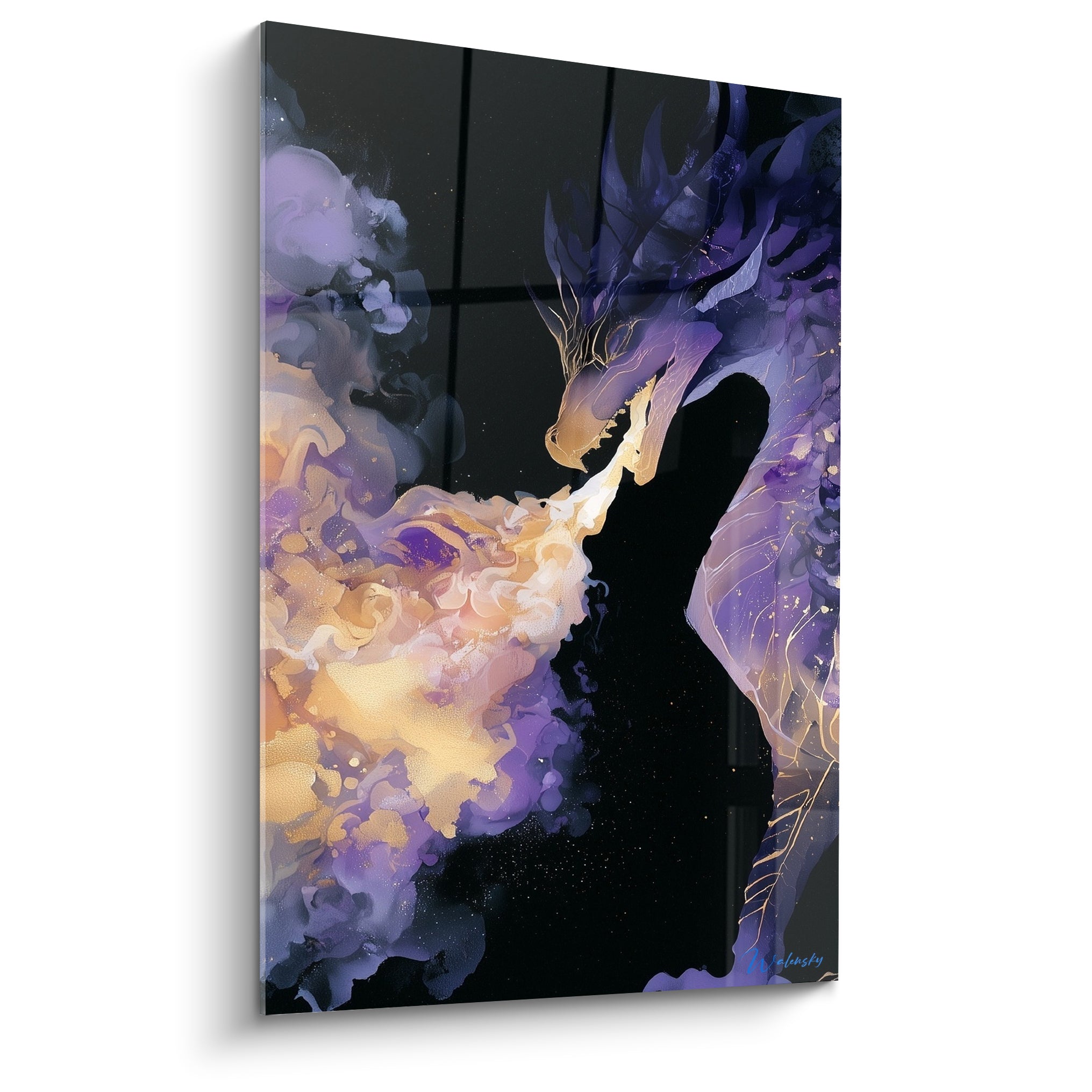 Dragon violet et doré crachant des flammes ambrées sur fond noir intense, style aquarelle fluide