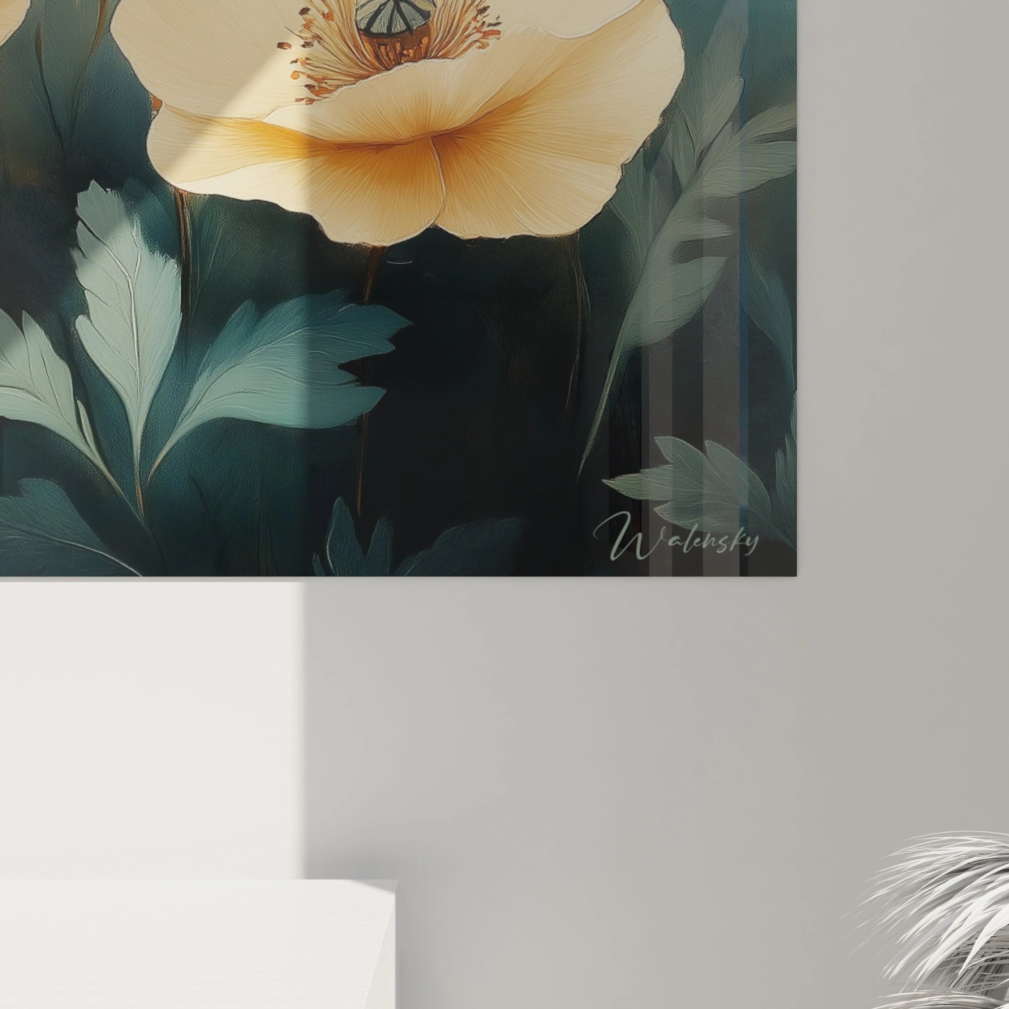 Un tableau botanique montrant des coquelicots orange lumineux et des fleurs blanches aux cœurs bruns détaillés, leurs tiges fines s'élevant parmi des feuilles découpées bleu-vert, l'ensemble baigné dans une atmosphère dorée contrastant avec la profondeur du feuillage.