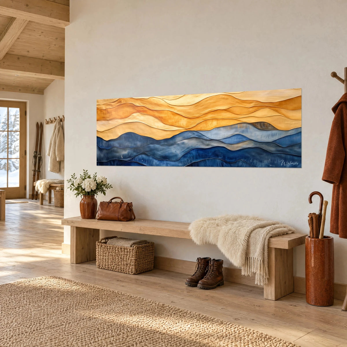 Schilderij golvende lagen in goudoranje en denimblauw, abstract reliëf, licht hout en entreebank, driekwart aanzicht