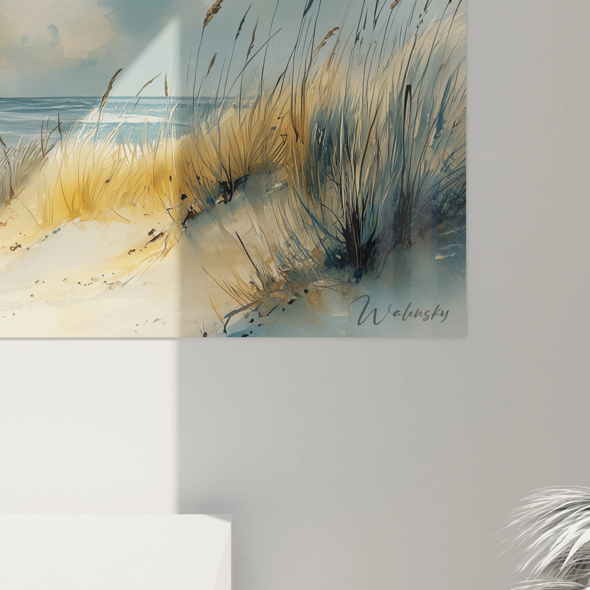 Tableau plage mettant en scène un passage naturel entre des oyats dorés sur dunes de sable beige clair, conduisant l'œil vers une mer calme aux reflets bleutés sous un ciel lumineux aux nuages délicats, dans une composition équilibrée et apaisante.