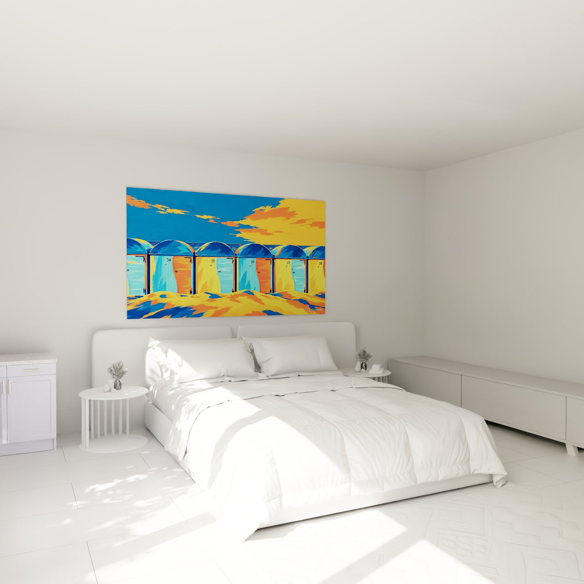 Cabines de plage turquoise et orange sous ciel embrasé, accrochées au-dessus d'un lit dans une chambre claire