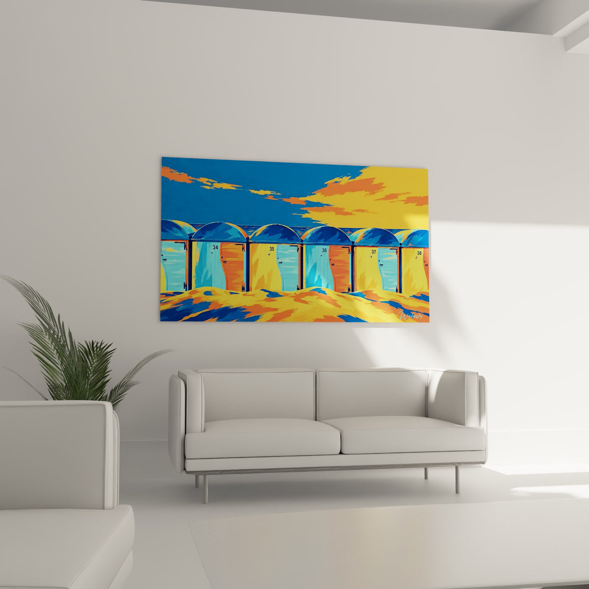 Rangée de cabines colorées jaune et bleu marine face aux dunes dorées, au-dessus d'un canapé dans un salon lumineux