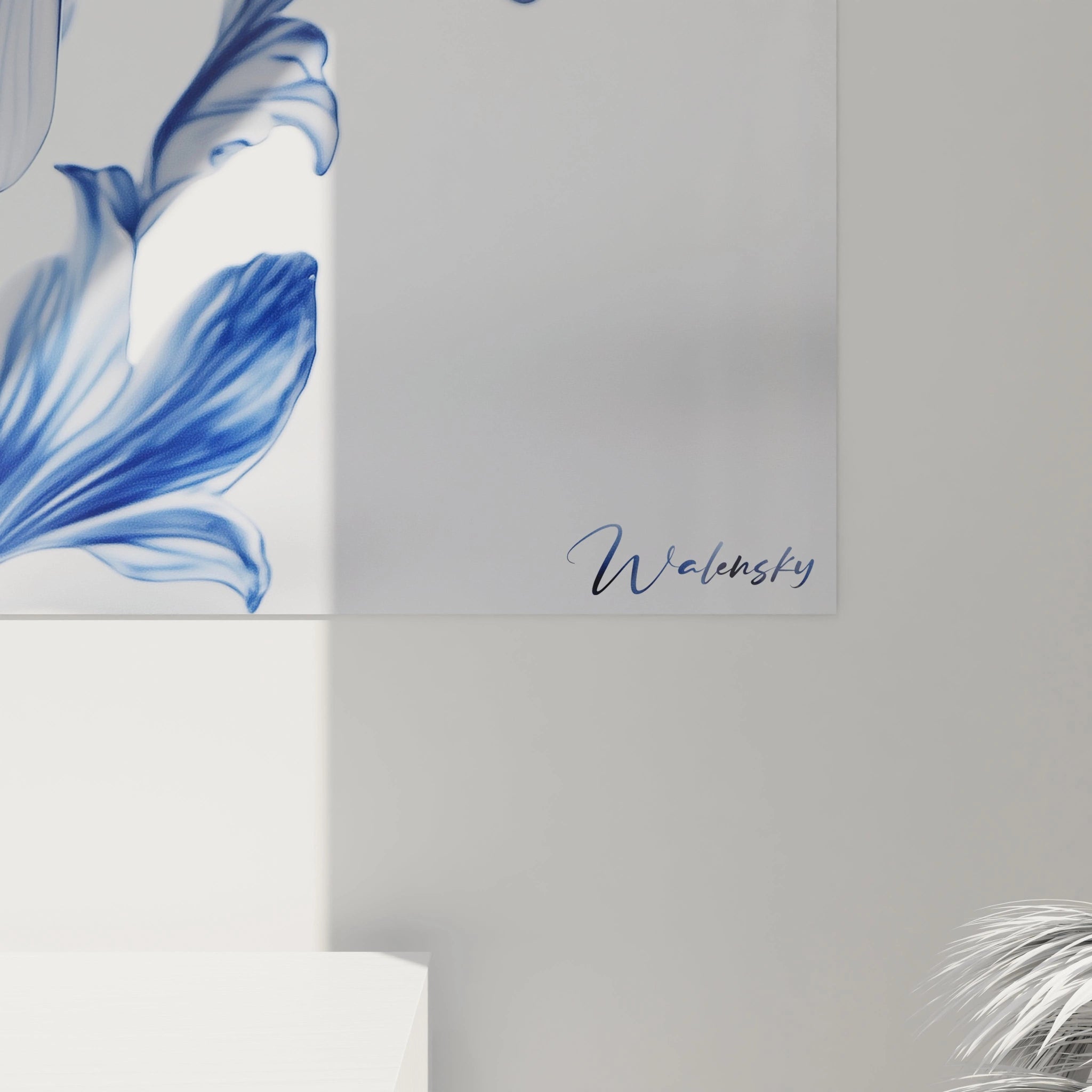 Un tableau porcelaine poisson asiatique présentant un koï en relief avec des motifs d'écailles géométriques bleus. L'œuvre associe la translucidité du matériau à des détails minutieux des nageoires et fleurs environnantes dans une palette monochrome épurée.