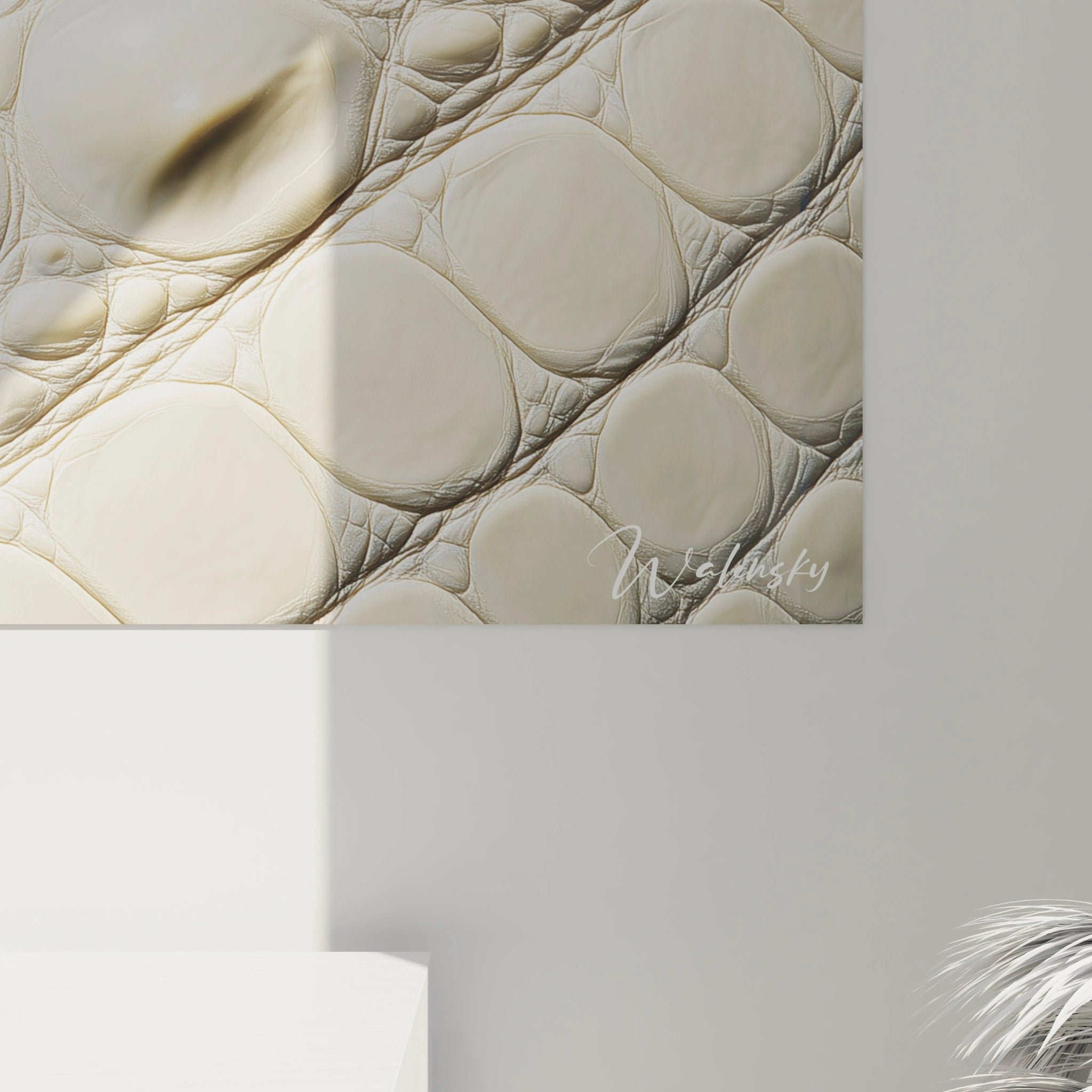 Motifs en relief d’un tableau texturé abstrait aux tons neutres, combinant du blanc crème, du beige, et des reflets subtils d’argent.