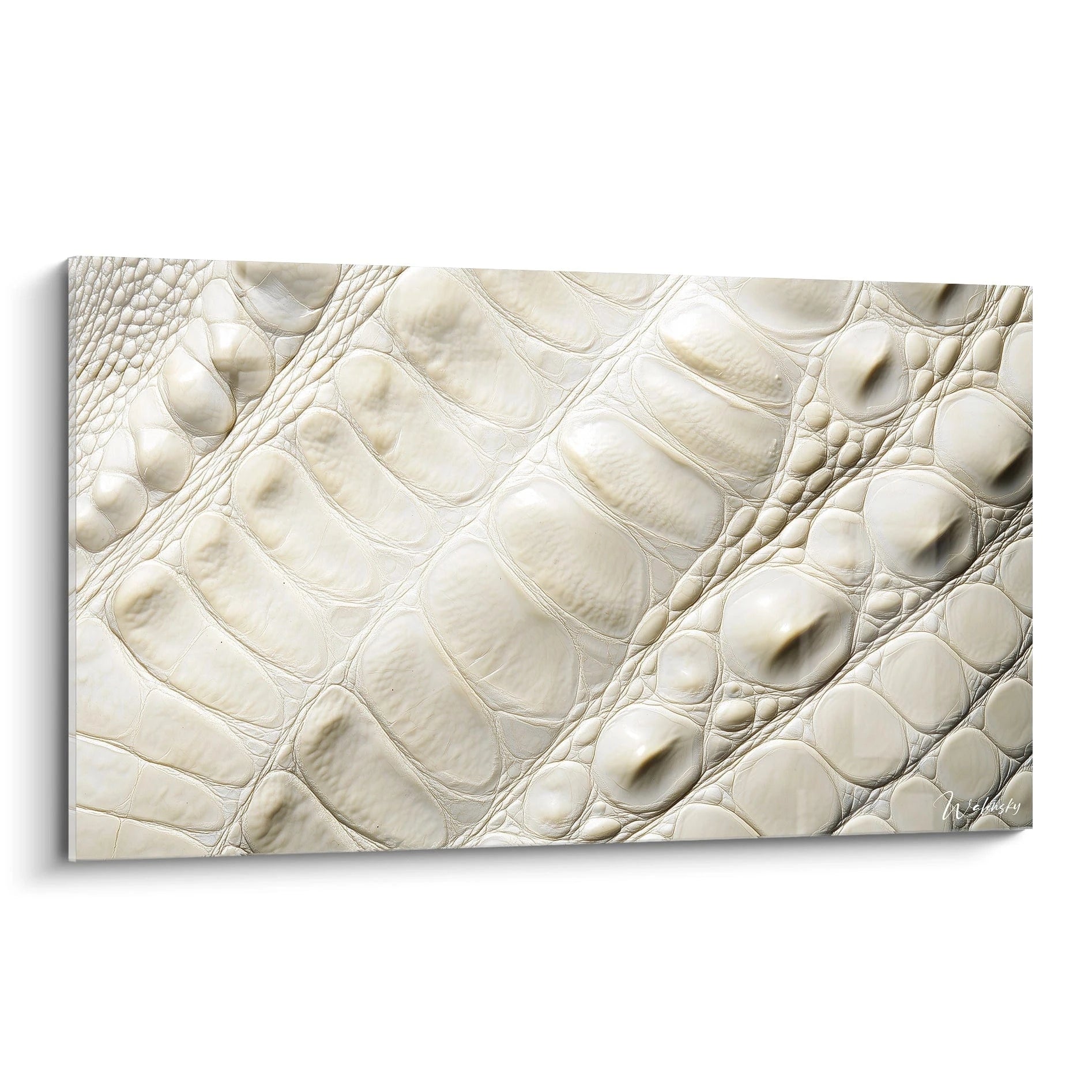 Un tableau texturé abstrait montrant des motifs reptiliens en relief, avec des teintes de blanc crème, beige et reflets argentés.