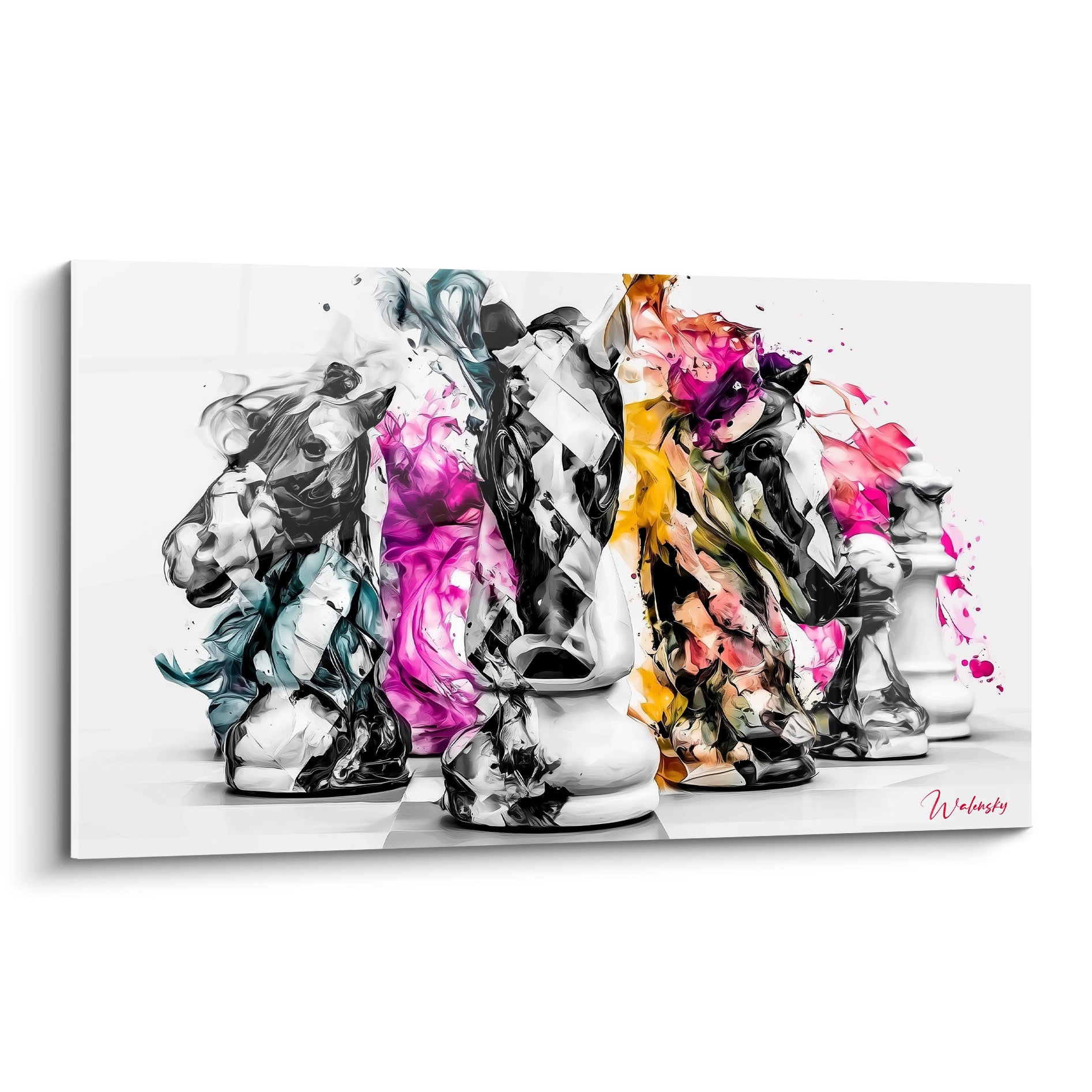 Cavaliers d'échecs noirs éclaboussés de rose fuchsia et de doré sur fond blanc épuré