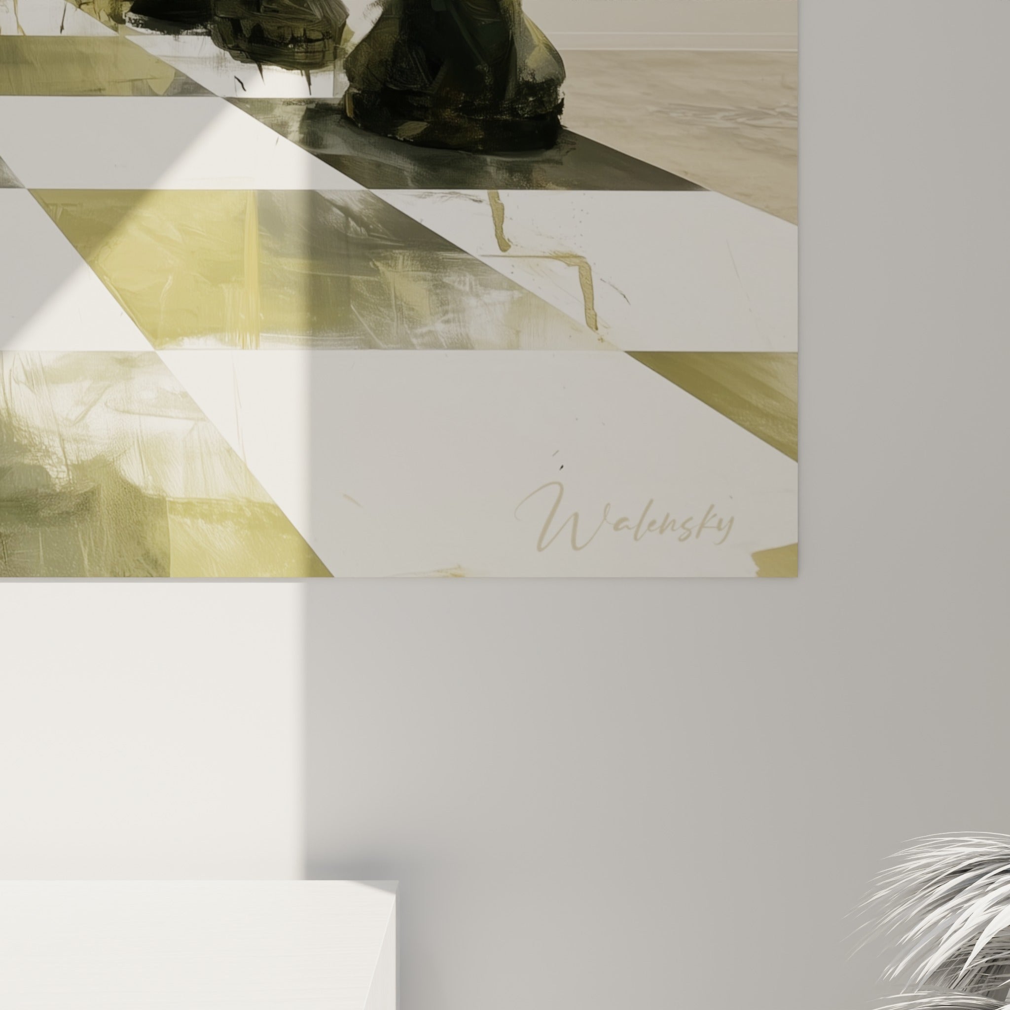 Empâtements noirs et coulures dorées se mêlent sur la toile, grain marqué et texture picturale visible