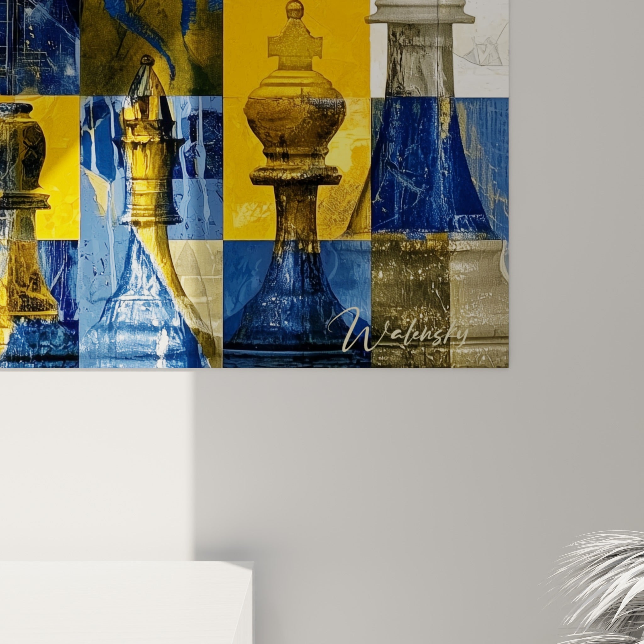 Détail du cavalier gravé bleu marine et des empâtements dorés sur la toile d'échecs