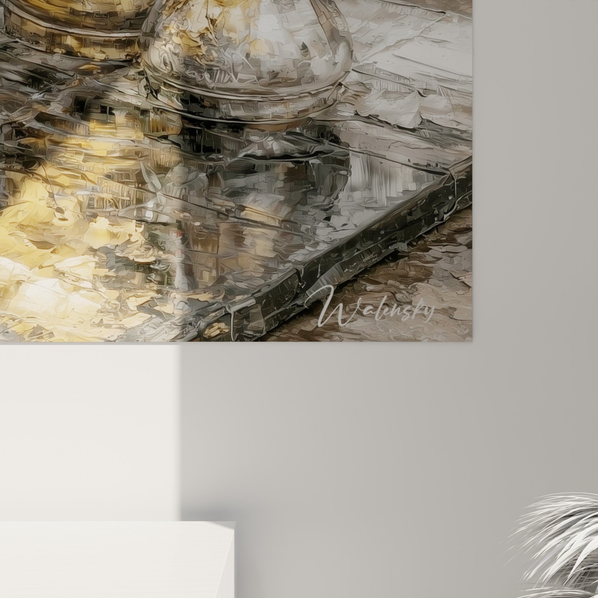 Empâtements dorés et gris se mêlant sur les pièces d'échecs, coulures de matière et reflets sur le plateau