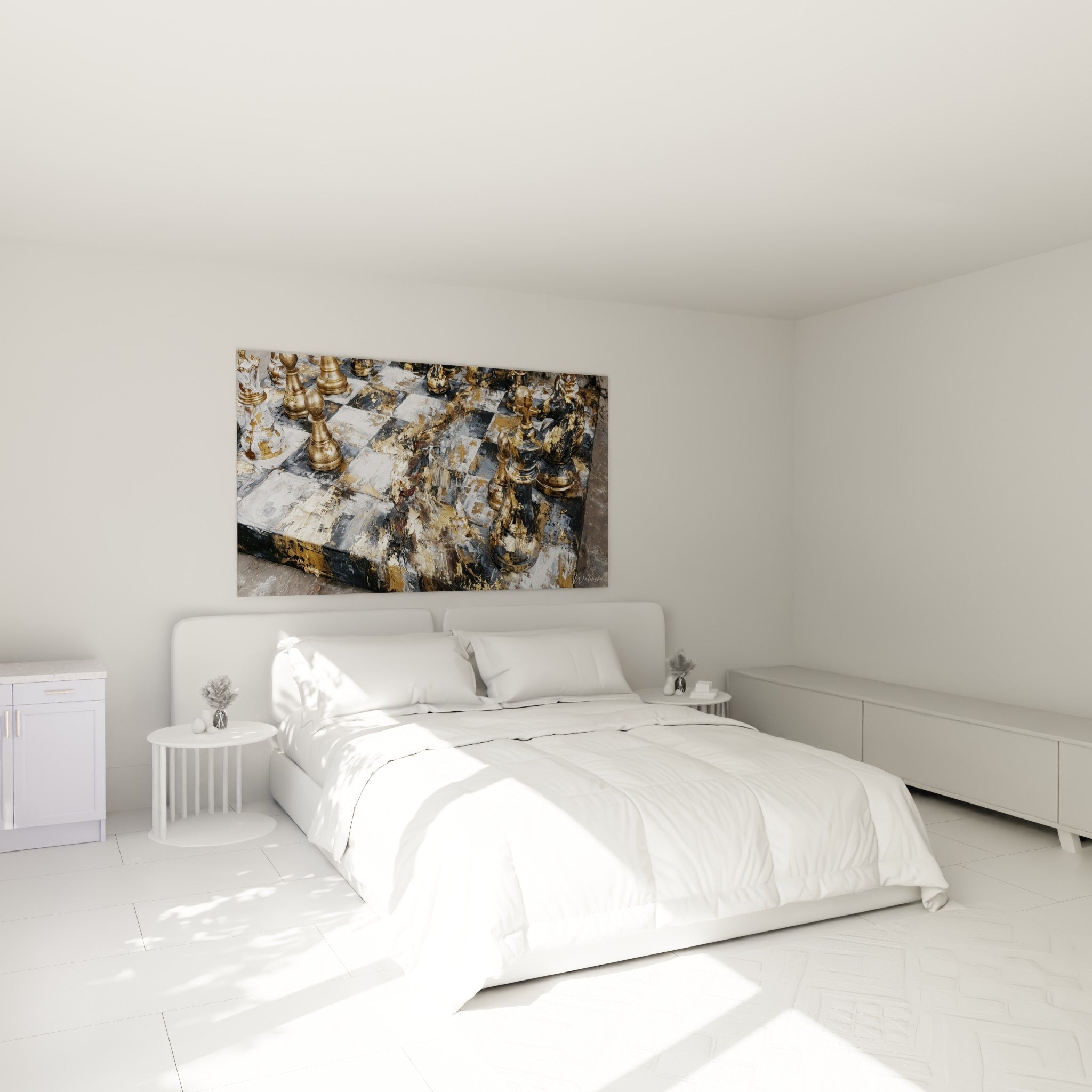 Pièces d'échecs dorées sur fond argenté, tableau accroché au-dessus d'un lit dans une chambre claire