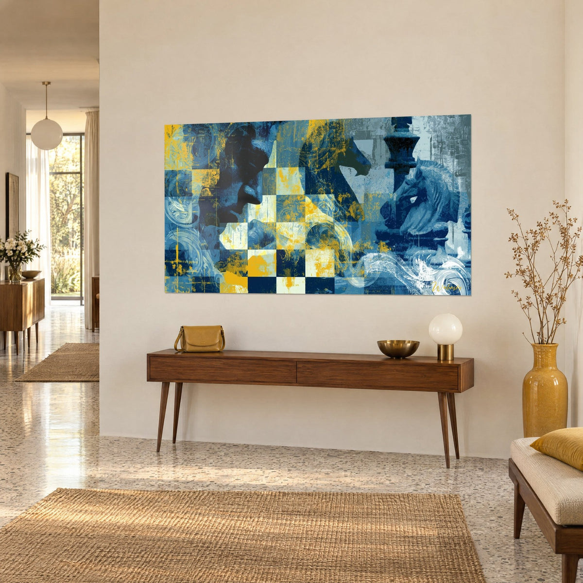 Quadro re scuro e testa di cavallo scolpiti su una scacchiera blu notte e ocra, schizzi dorati, vista di tre quarti sopra una consolle in legno