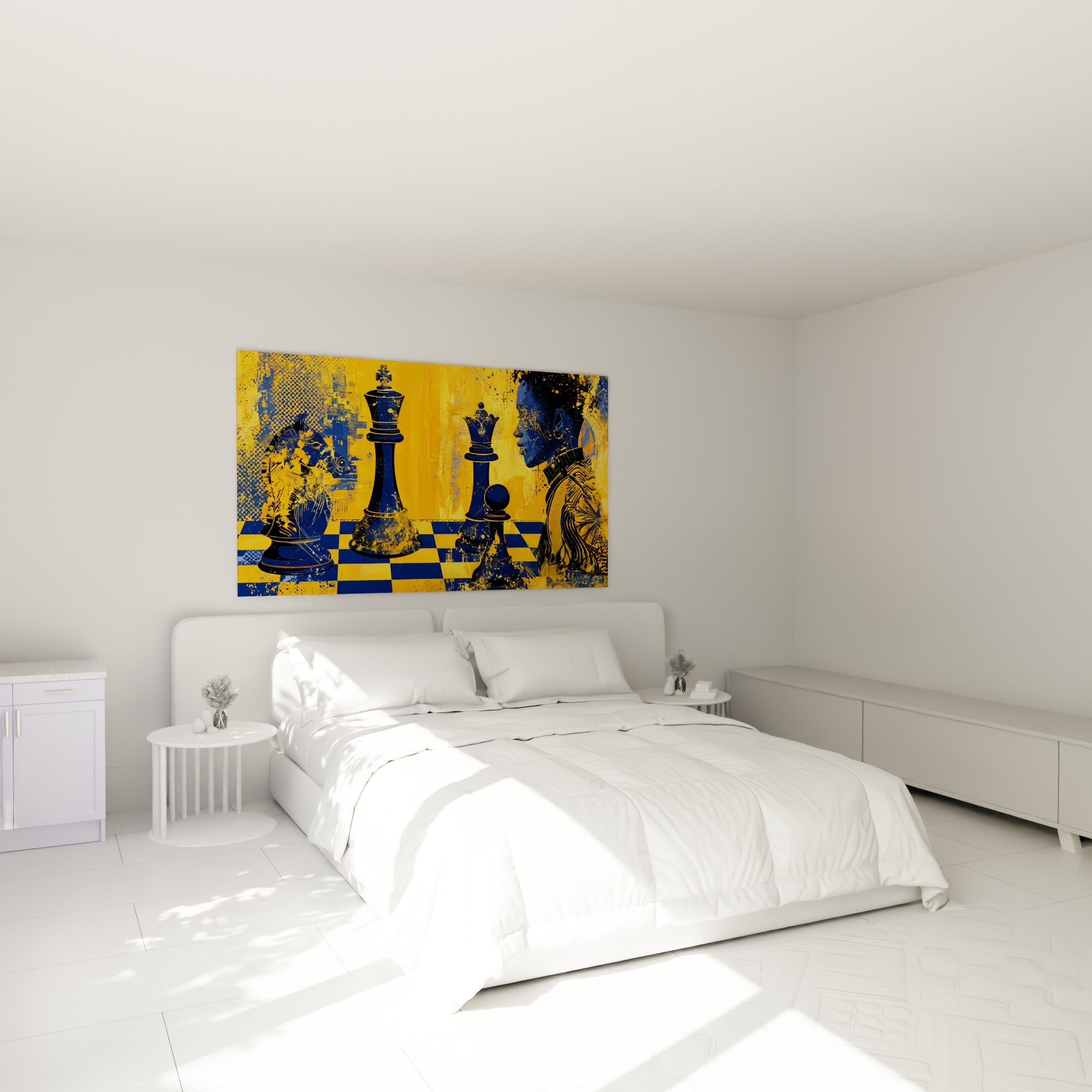 Pièces d'échecs bleu marine sur fond jaune ocre, au-dessus d'un lit dans une chambre claire