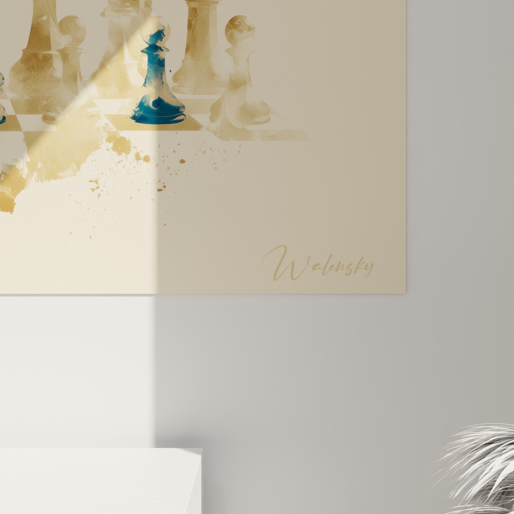 Coulures dorées et bleu marine se rejoignant sur la toile, grain aquarelle visible près des pièces d'échecs