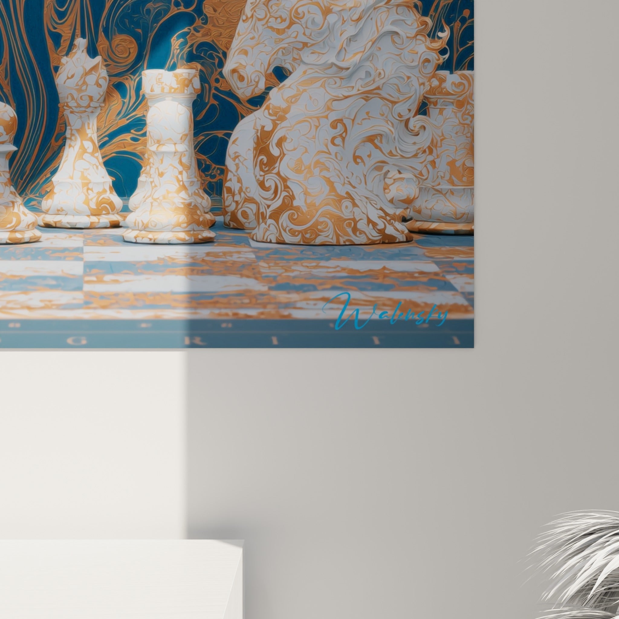Détail des empâtements dorés et volutes ivoire sur fond bleu marine texturé du tableau échecs