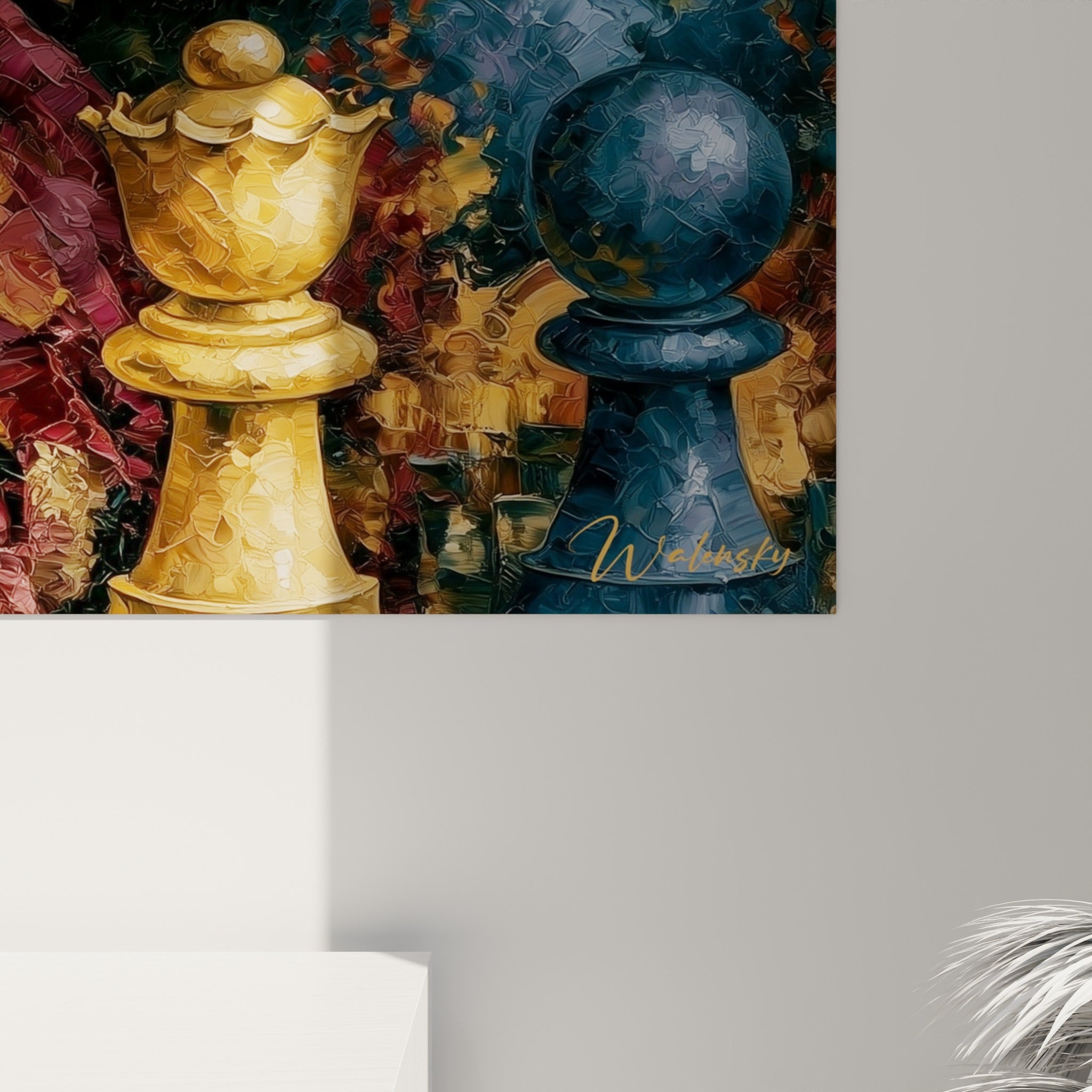 Empâtements dorés et bleu marine se croisant sur la toile, grain épais et coulures visibles de près