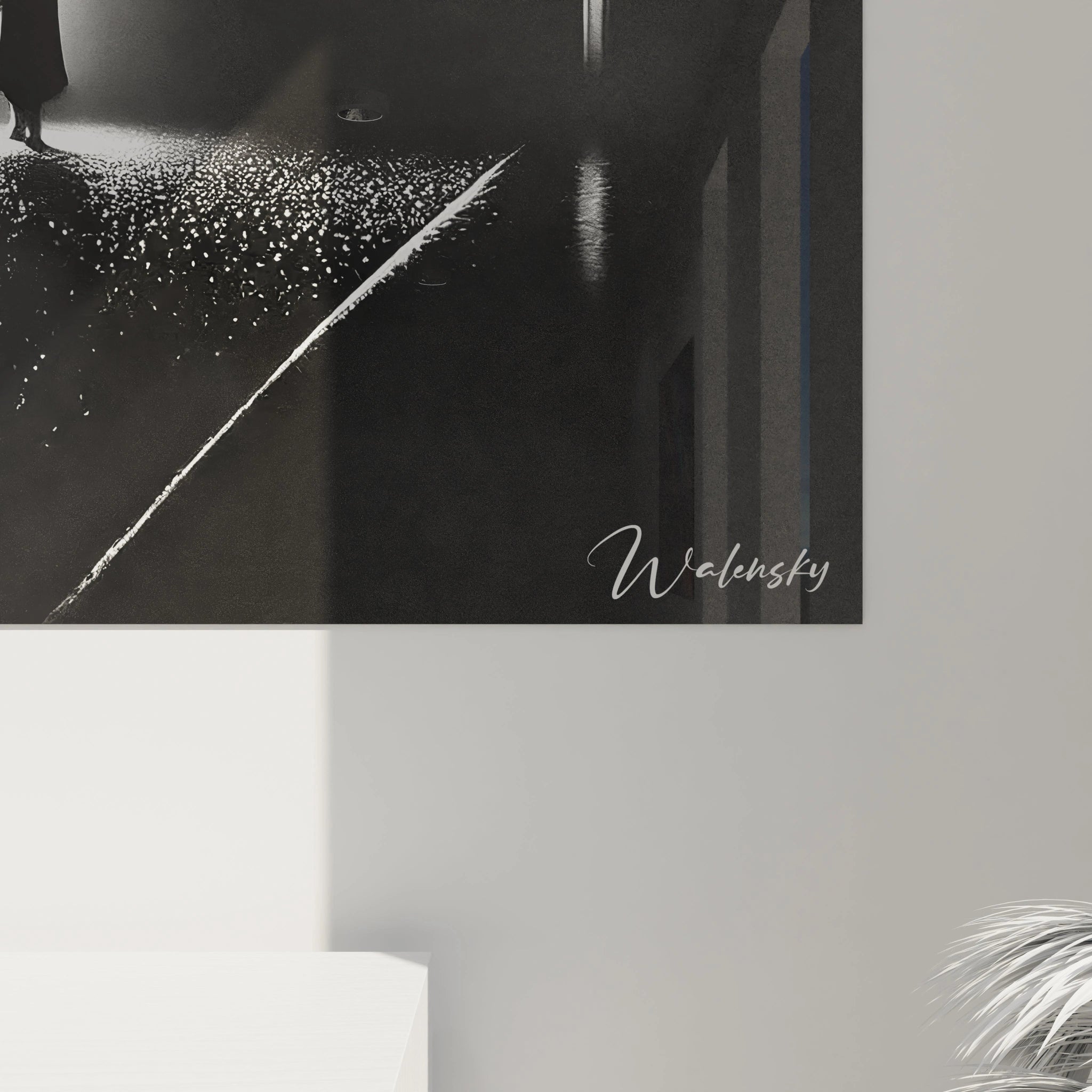 vue rapprochée d'un tableau noir et blanc révélant les détails texturés des pavés humides et la lumière intense du lampadaire dans une scène inspirée des nuits urbaines