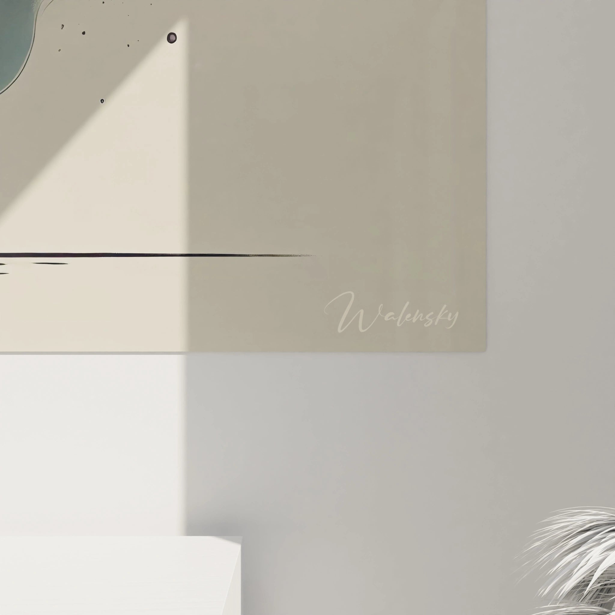 vue de pres du tableau cachalot nuances de gris et noir contre un fond beige ondule accentuent sa presence imposante et majestueuse parfaite pour interieur moderne