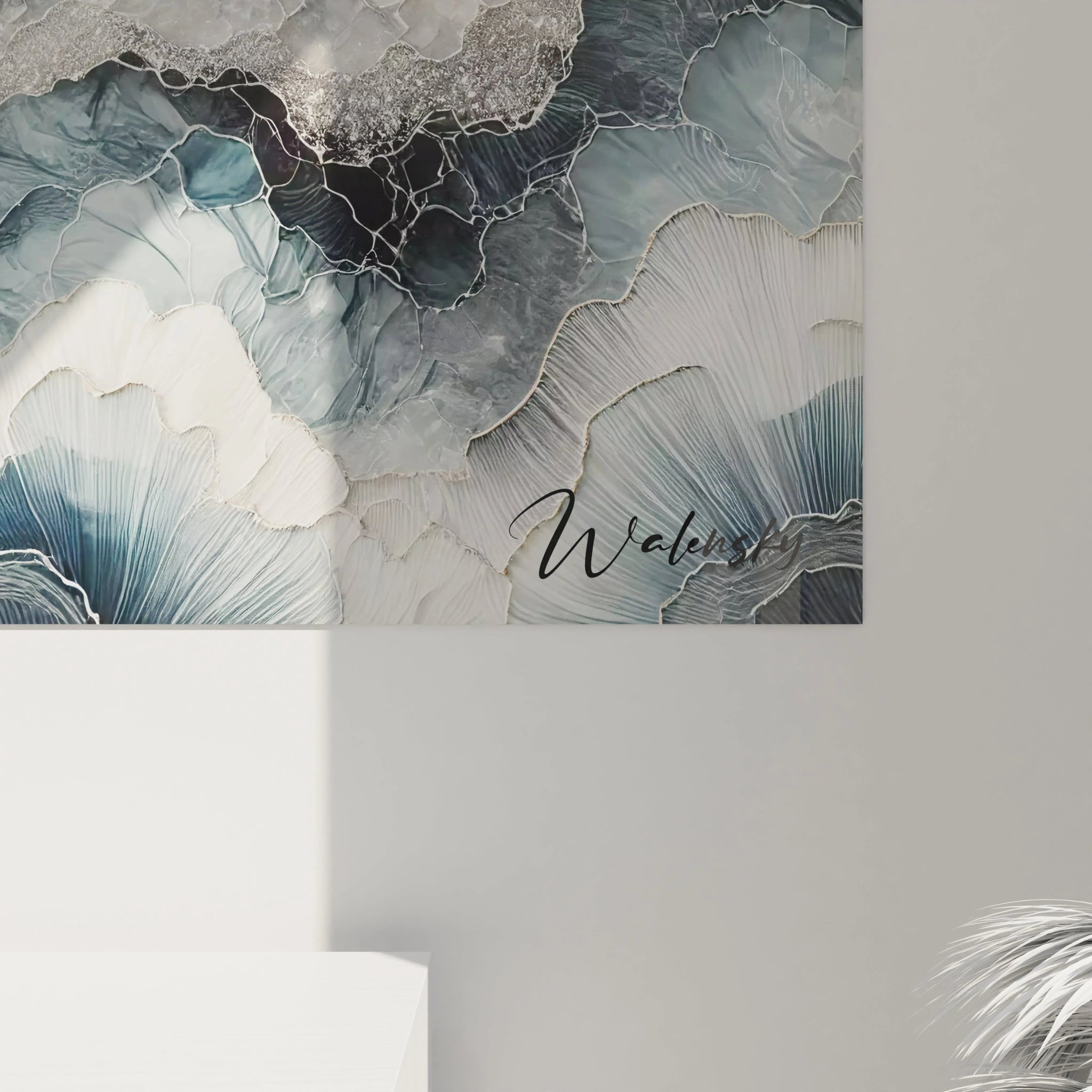 Vue rapprochée du tableau style epoxy, montrant les détails des couches de résine. Les nuances de gris et bleu créent une texture profonde, capturant l'essence des montagnes brumeuses.