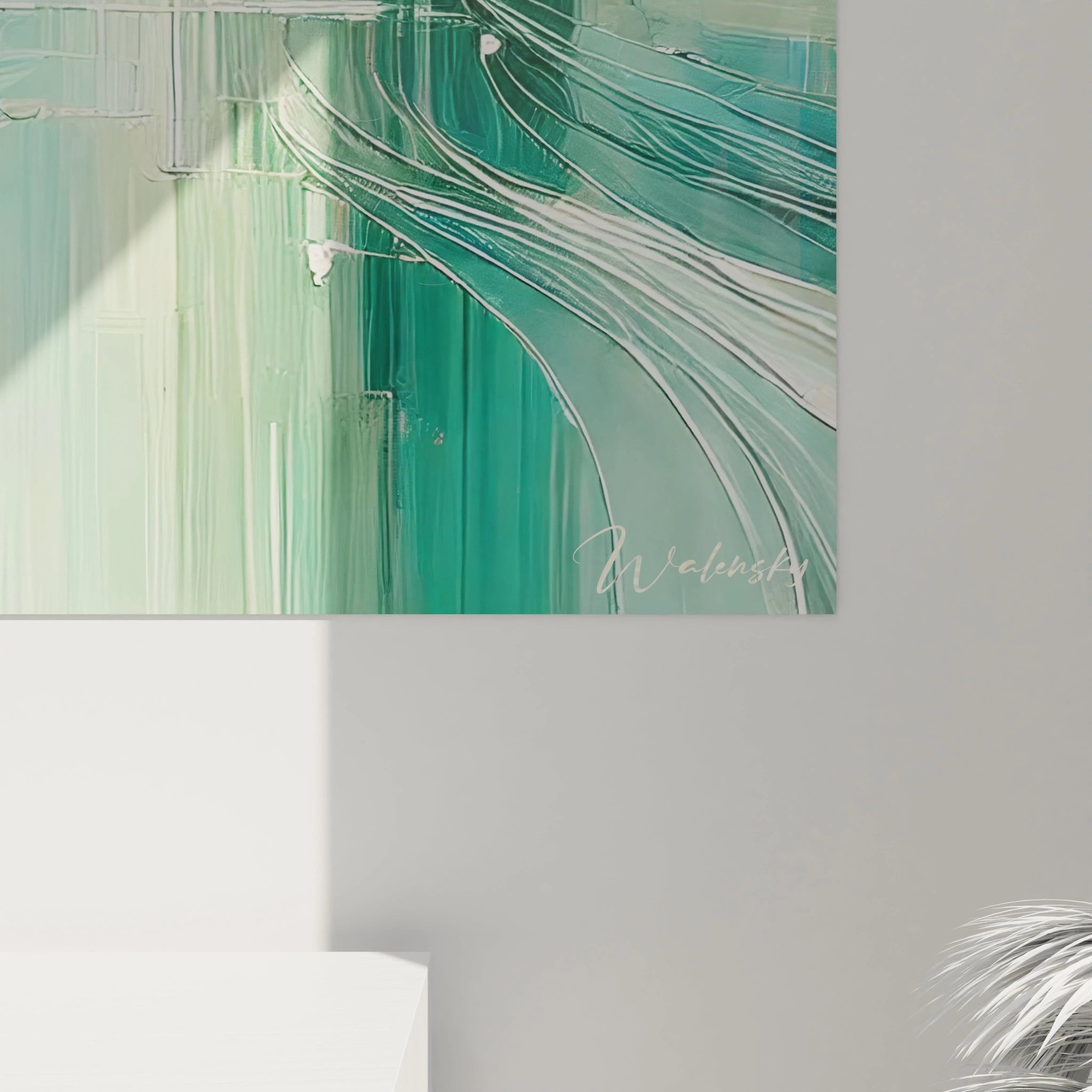 Zoom sur le tableau voilier : détails texturés des reflets de l'eau et des voiles gonflées. La palette de couleurs vert pastel, turquoise et blanc cassé renforce le sentiment de tranquillité.