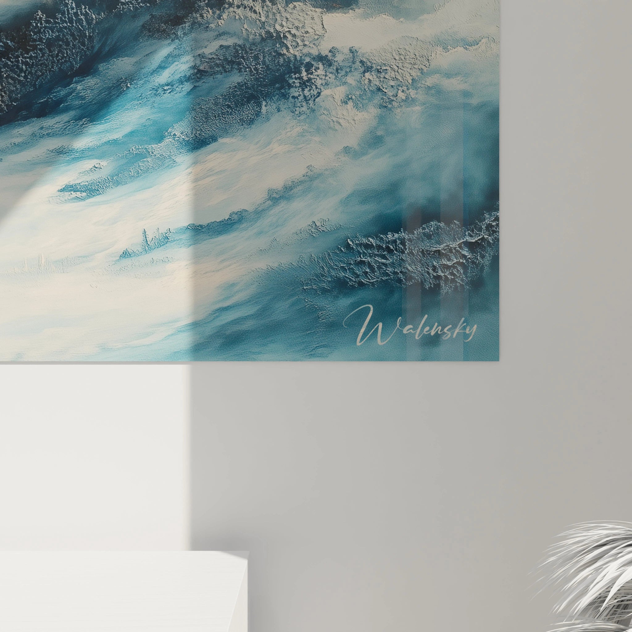 Un tableau paysage nordique représentant une chaîne montagneuse bleue émergeant de brumes blanches, contrastant avec un ciel doré, offrant une surface texturée avec empâtements et reliefs qui captent la lumière de façon dynamique.