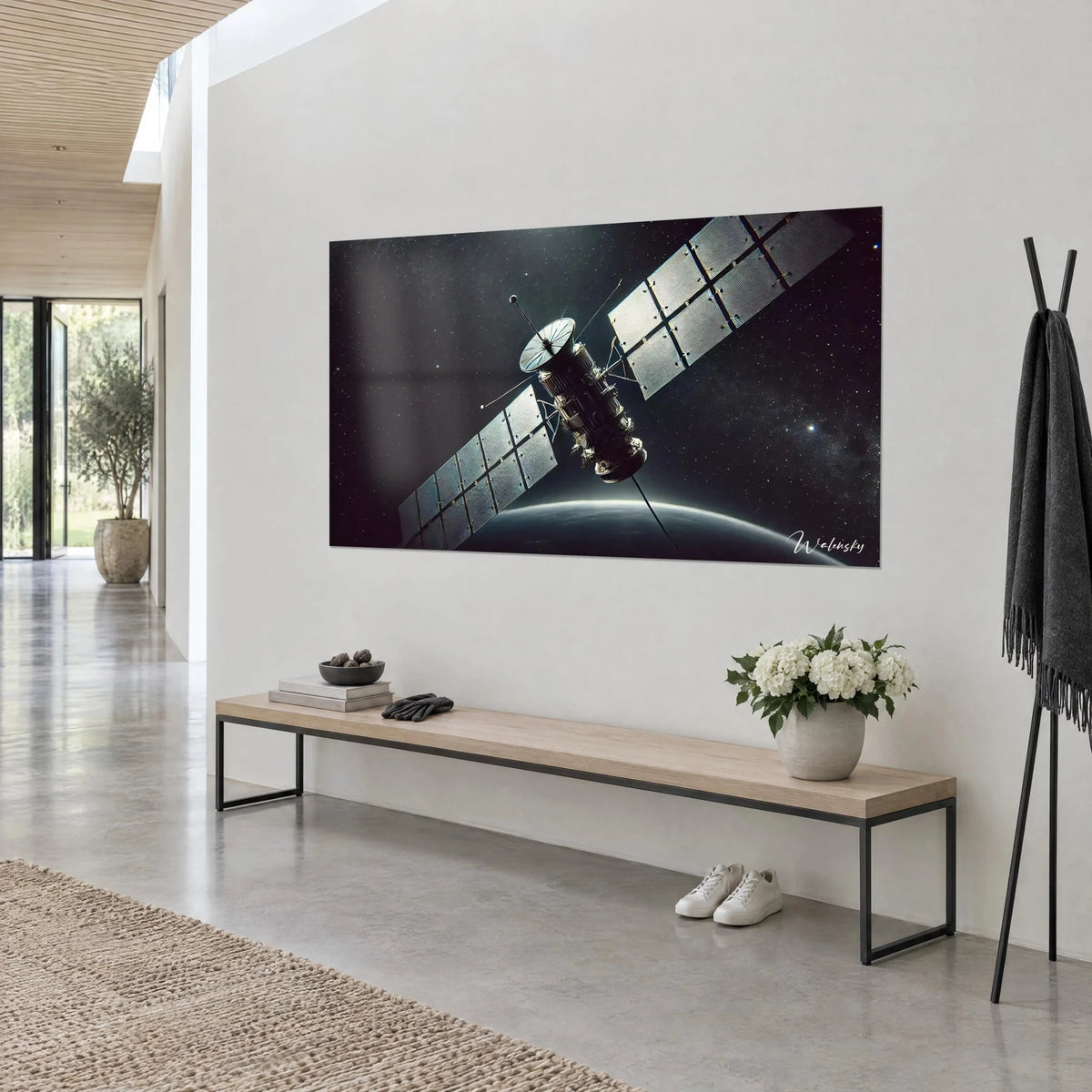 Schilderij ruimtesonde in een baan om de aarde, witte schotelantenne en lichtblauwe horizon, driekwartzicht op een crèmekleurige muur