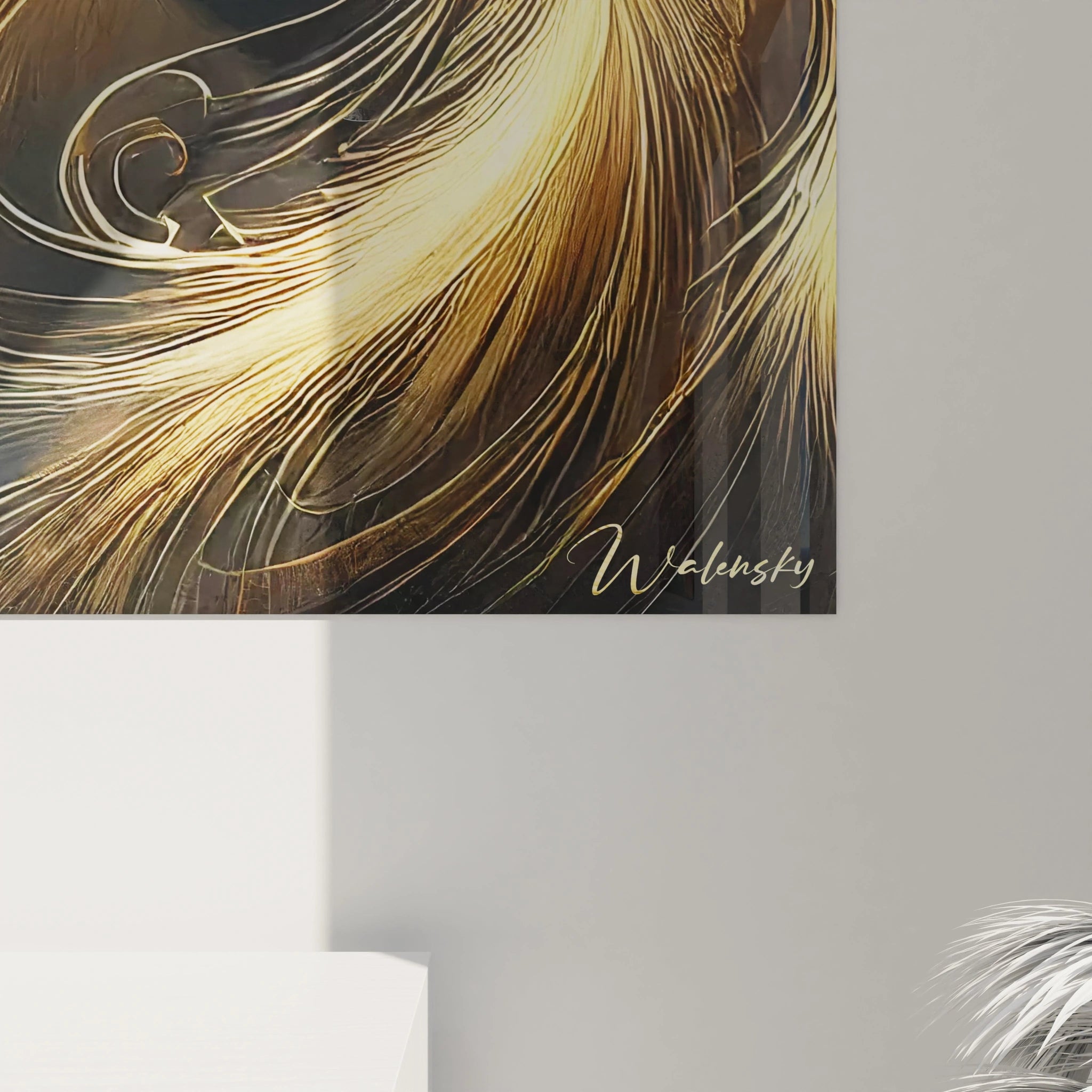 Admirez de près ce tableau paon avec ses plumes aux motifs dorés et bleu cobalt, mettant en valeur des détails sophistiqués et lumineux, pour une touche artistique moderne et élégante.