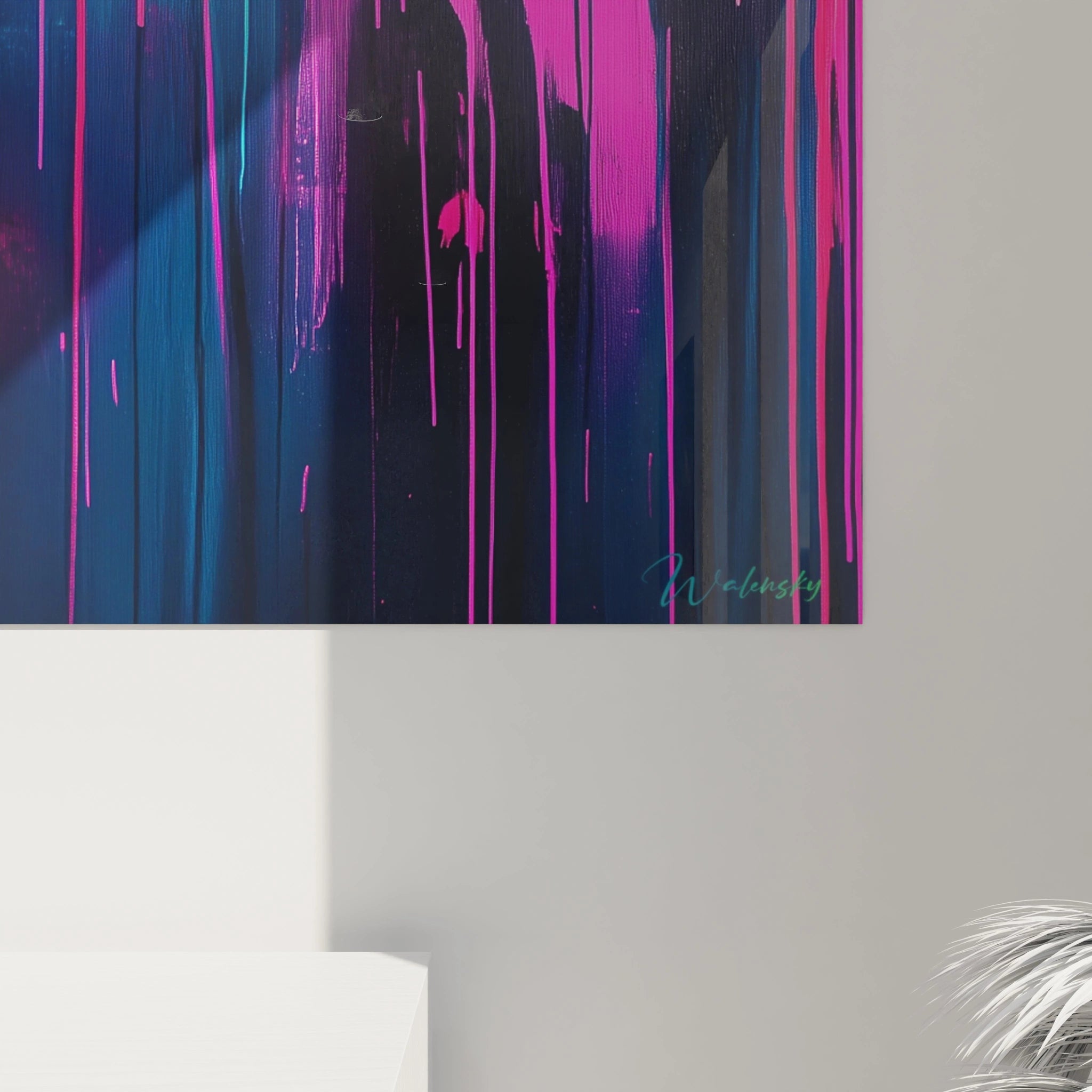 Un tableau street art aux teintes électriques déployant une composition verticale de coulures fluides, où le rose vif domine et dialogue avec des bleus profonds, créant une atmosphère urbaine nocturne vibrant d'énergie visuelle.