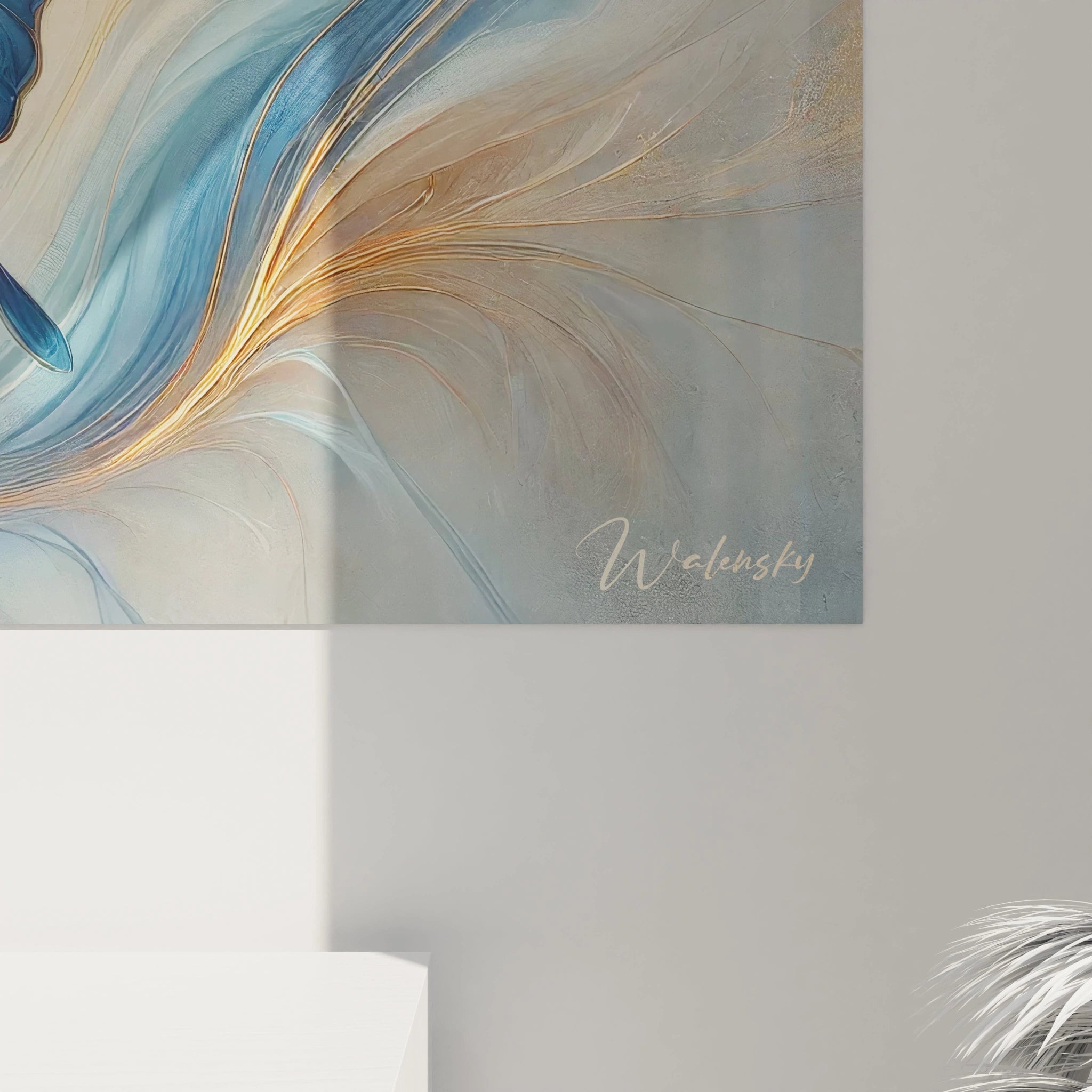 Gros plan du tableau papillon mettant en valeur les détails des courbes dorées et des nuances de bleu éclatant. Chaque ligne souligne l'harmonie et la liberté que ce tableau inspire.