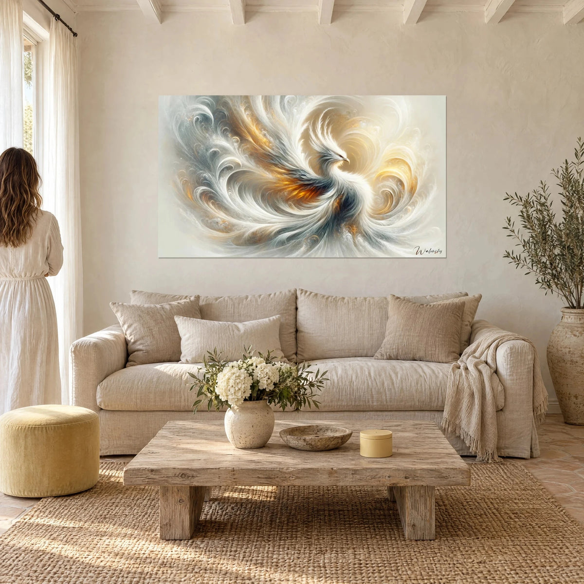 Tableau oiseau de plumes blanches aux reflets d'or ambré, volutes grises, au-dessus d'un canapé dans un salon lumineux