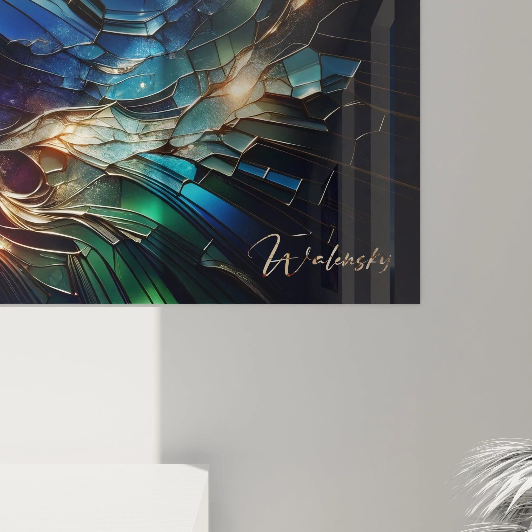 Tableau abstrait présentant une architecture brisée aux reflets multiples. Gamme chromatique de bleu azur, indigo, magenta et or sur fond noir profond. Texture complexe associant formes cristallines anguleuses et courants fluides bordés d'or. Motif explosif avec centre rayonnant et fragments géométriques stratifiés créant une impression de profondeur et de mouvement.