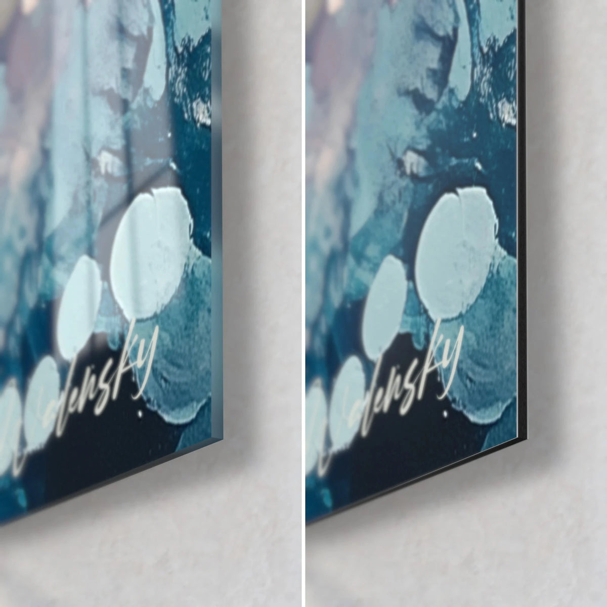 Tableau coraux ivoire et bulles bleu glacier, coin bas droit, signature dorée, verre acrylique brillant et Dibond noir mat