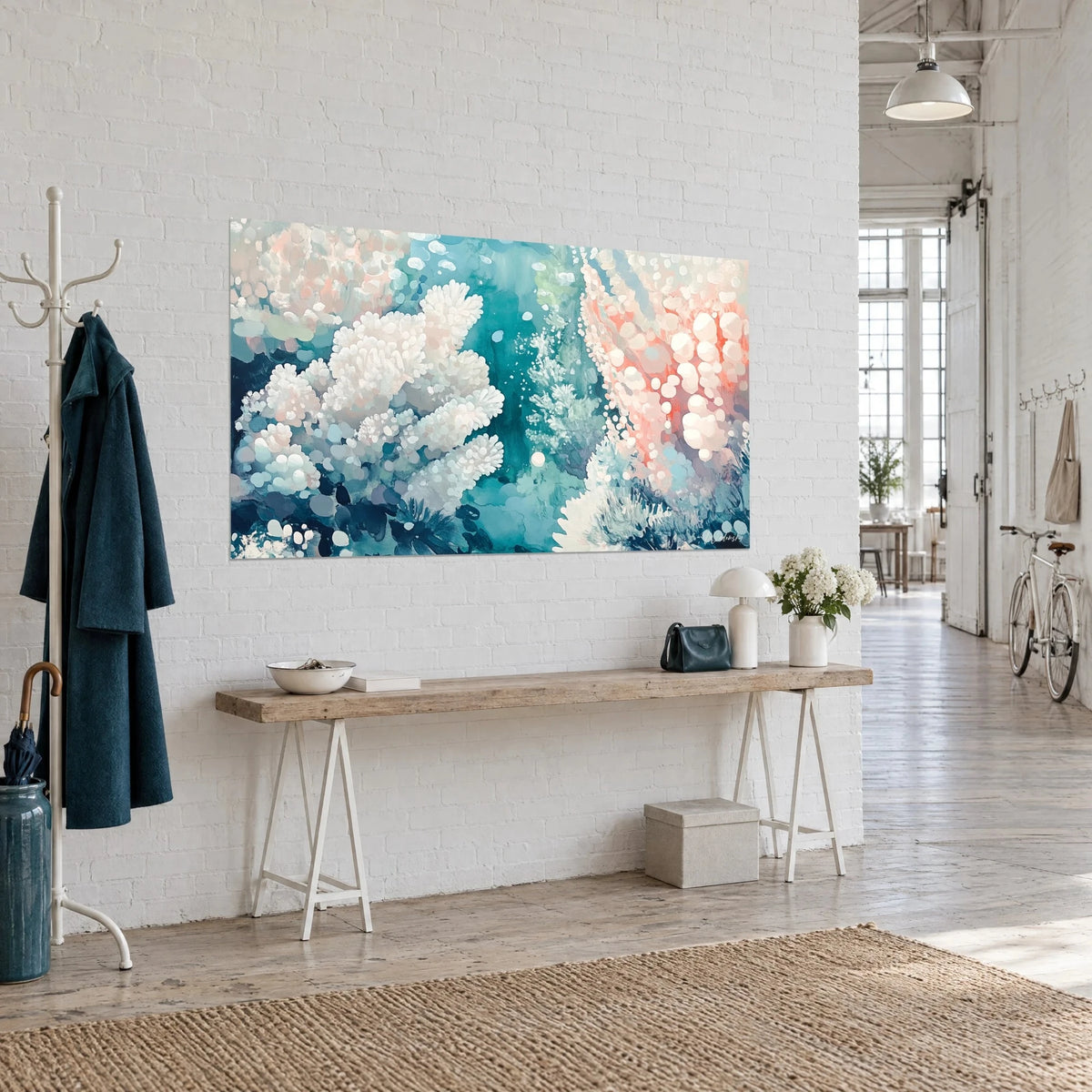Tableau récif sous-marin peint, branches ivoire et bulles saumon sur eaux bleu canard, en vue de trois-quarts dans un loft