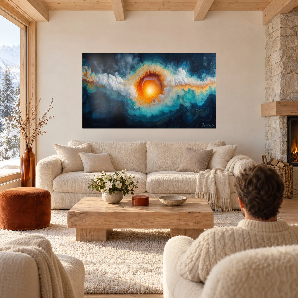 Cuadro con un sol naranja incandescente en el corazón de un torbellino turquesa y nubes blancas, pareja de espaldas sobre un sofá en un salón luminoso