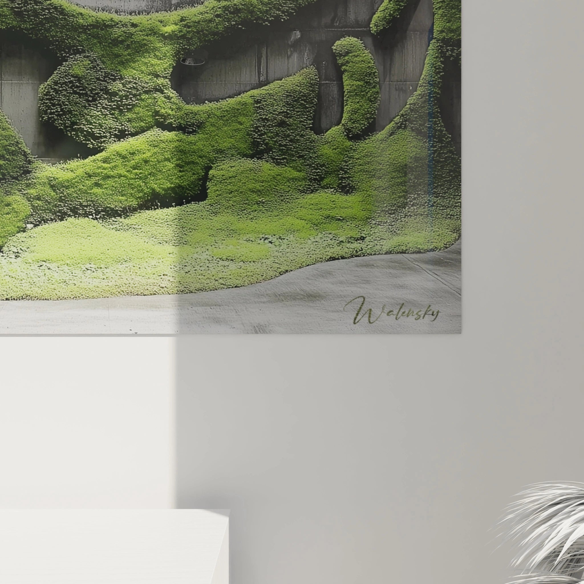Un tableau écologique affichant un cercle parfait de mousse verte texturée sur fond de béton gris, où les différentes hauteurs de relief créent des jeux d'ombres naturels, évoquant la résilience de la nature dans l'environnement urbain.
