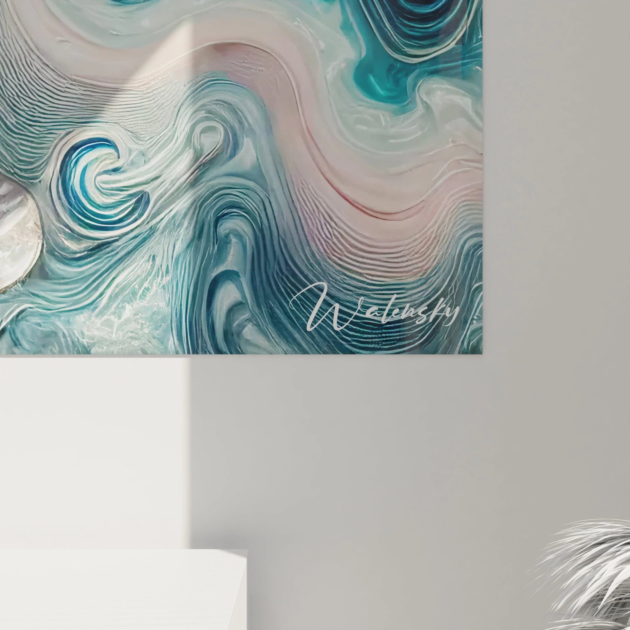 Vue rapprochée du tableau style epoxy, mettant en valeur ses vagues de résine, ses teintes bleutées et argentées. La texture brillante et la profondeur de l'œuvre rappellent l'eau en mouvement, offrant une expérience visuelle unique.