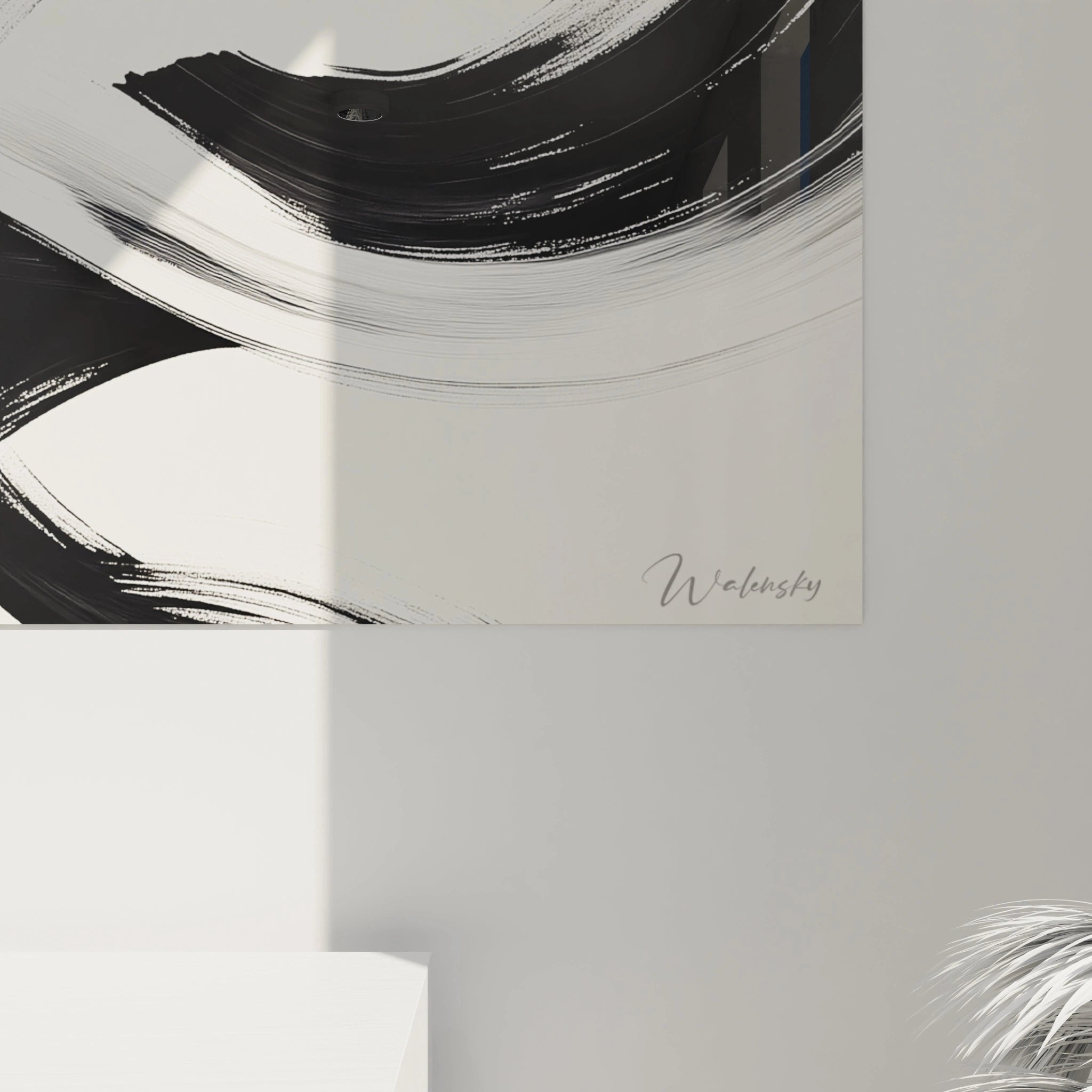 Un tableau rayures noir et blanc abstrait présentant une composition de lignes courbes en mouvement. L'œuvre montre un jeu de contrastes forts entre zones d'encre noire dense et espaces blancs lumineux, avec des transitions subtiles créées par la pression variable du pinceau sur la surface.