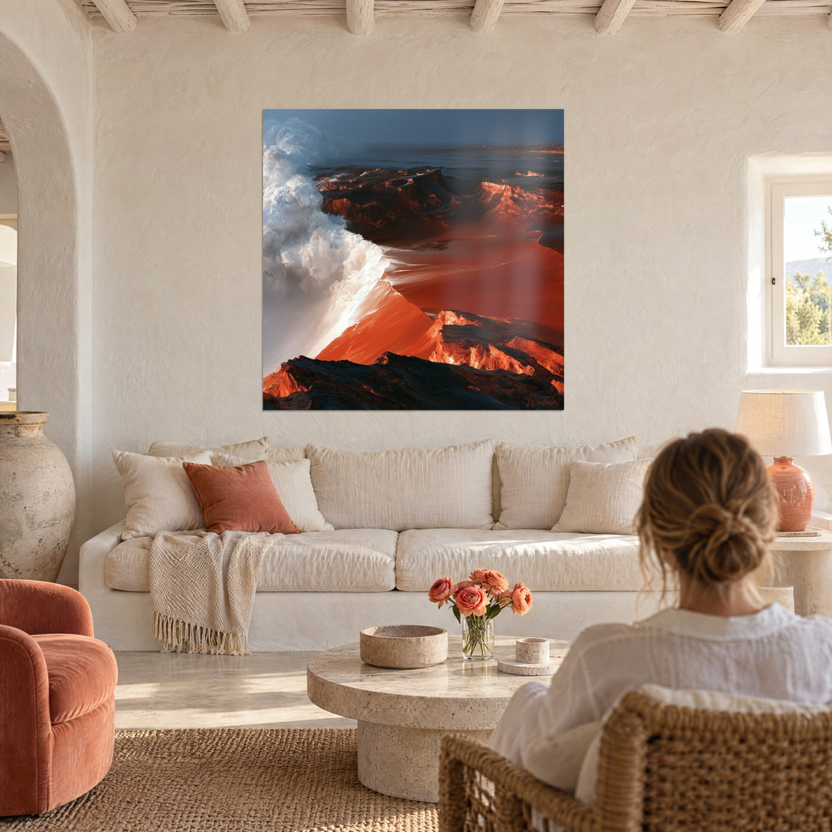 Tableau vague déferlante d'écume blanche sur sable roux, une femme de dos, au-dessus d'un canapé dans un salon lumineux
