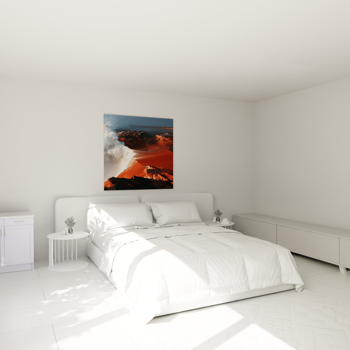 Écume blanche et rochers ocre embrasés composant ce tableau accroché au-dessus d'un lit dans une chambre claire