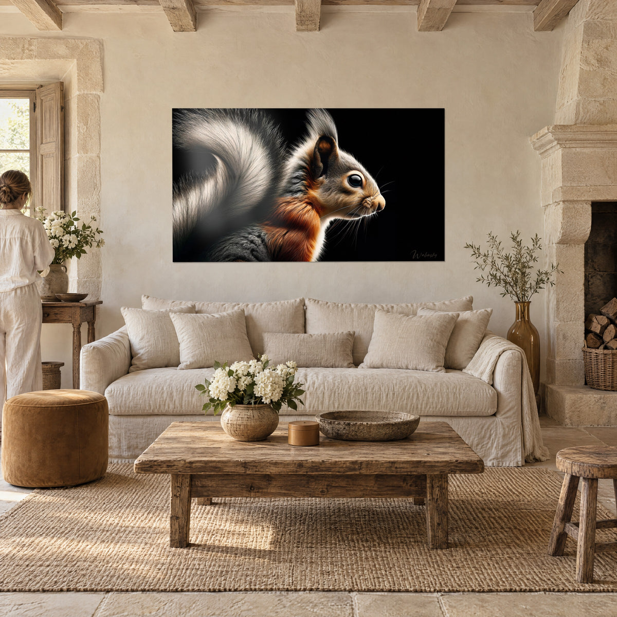 Tableau écureuil roux de profil, queue blanche et grise touffue sur fond noir, au-dessus d'un canapé dans un salon lumineux