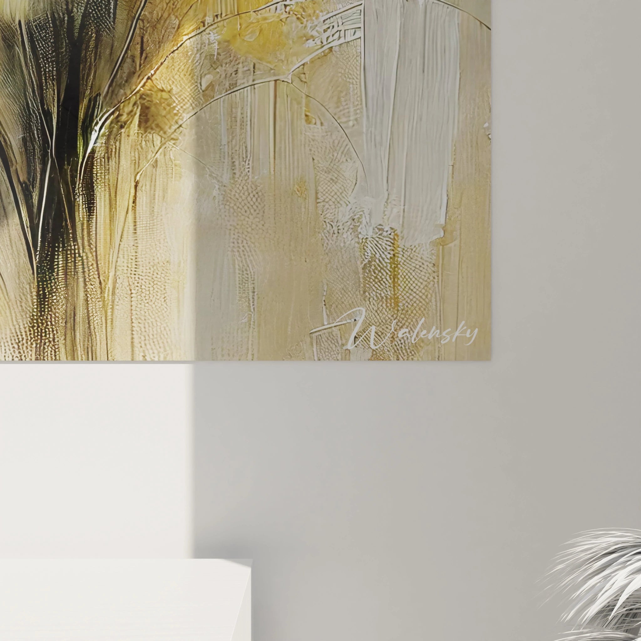 "Zoom sur 'Effleurement Doré' : détails des pétales en relief et textures riches. Les nuances dorées et les ombres subtiles apportent une profondeur saisissante."