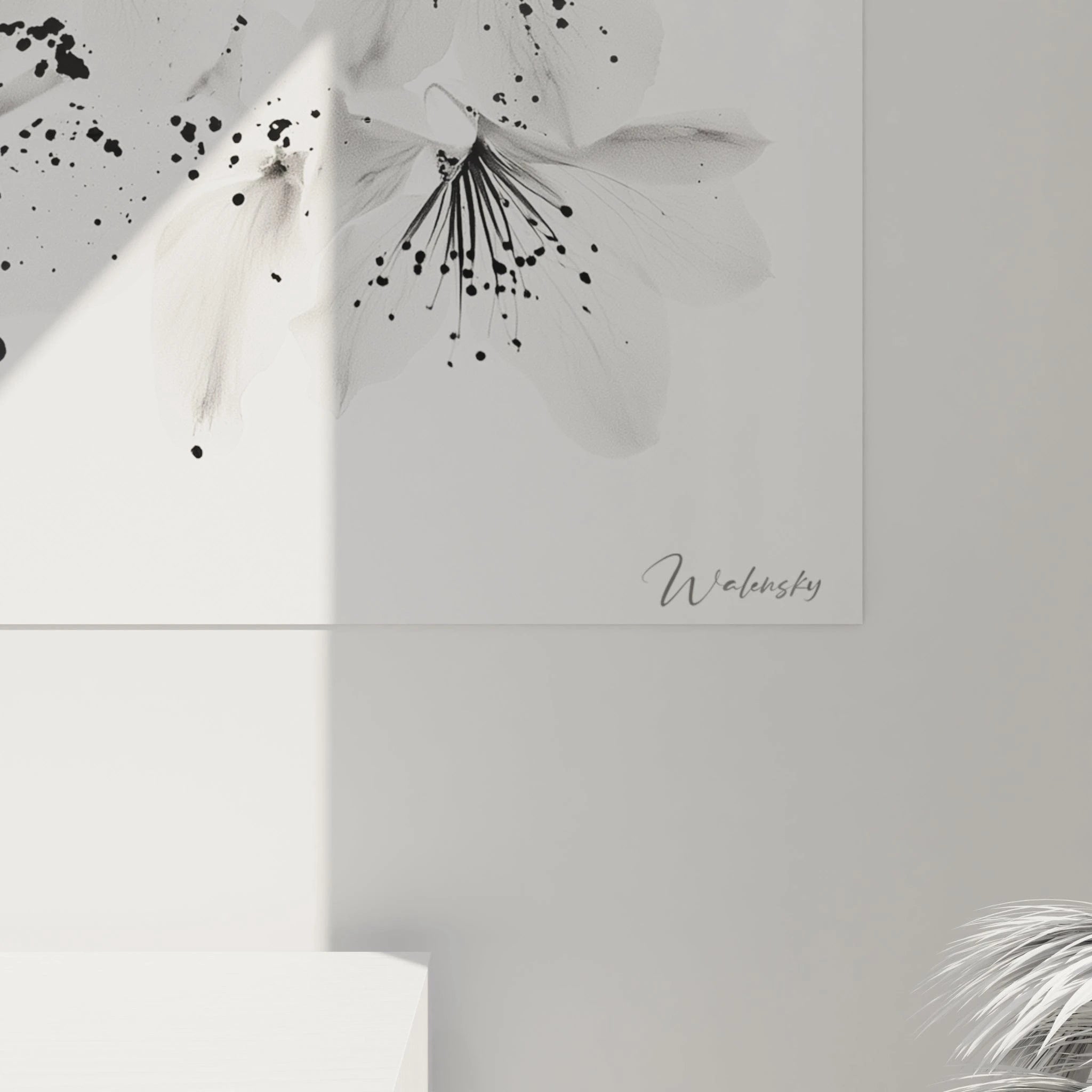 Tableau tacheté noir et blanc de Walensky avec des fleurs élégantes et stylisées