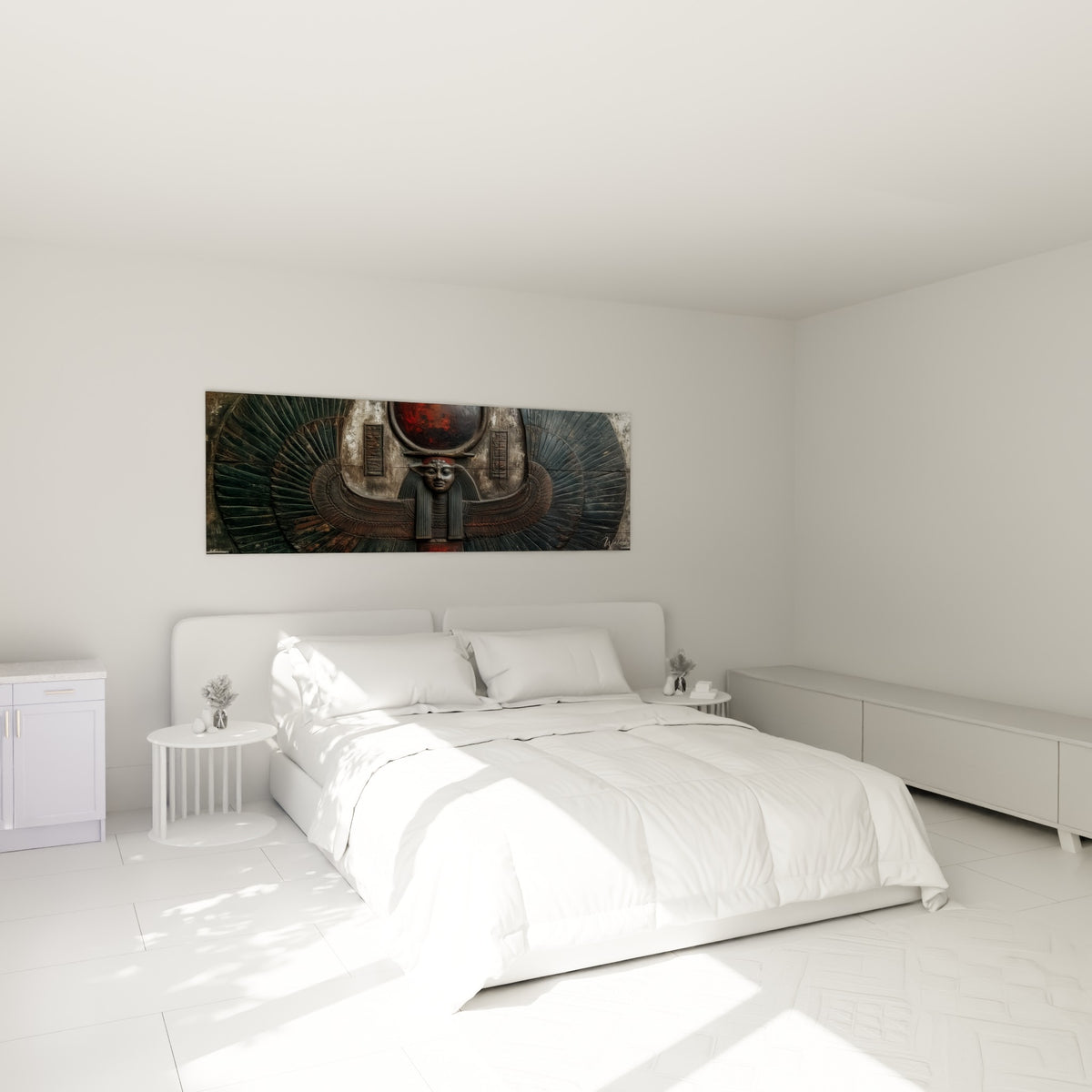 Divinité égyptienne aux ailes grises et disque rouge, accrochée au-dessus d'un lit dans une chambre claire