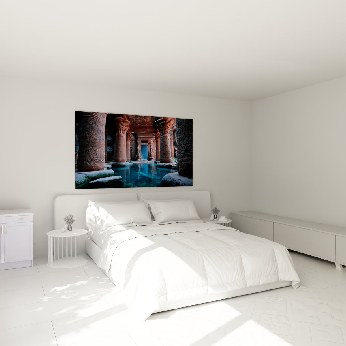 Colonnade égyptienne ocre et eau turquoise, tableau accroché au-dessus d'un lit dans une chambre claire