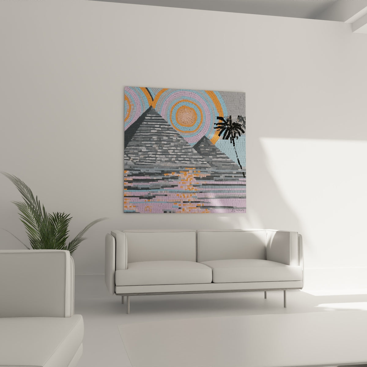 Soleil orange et pyramides anthracite en mosaïque égyptienne au-dessus d'un canapé dans un salon lumineux