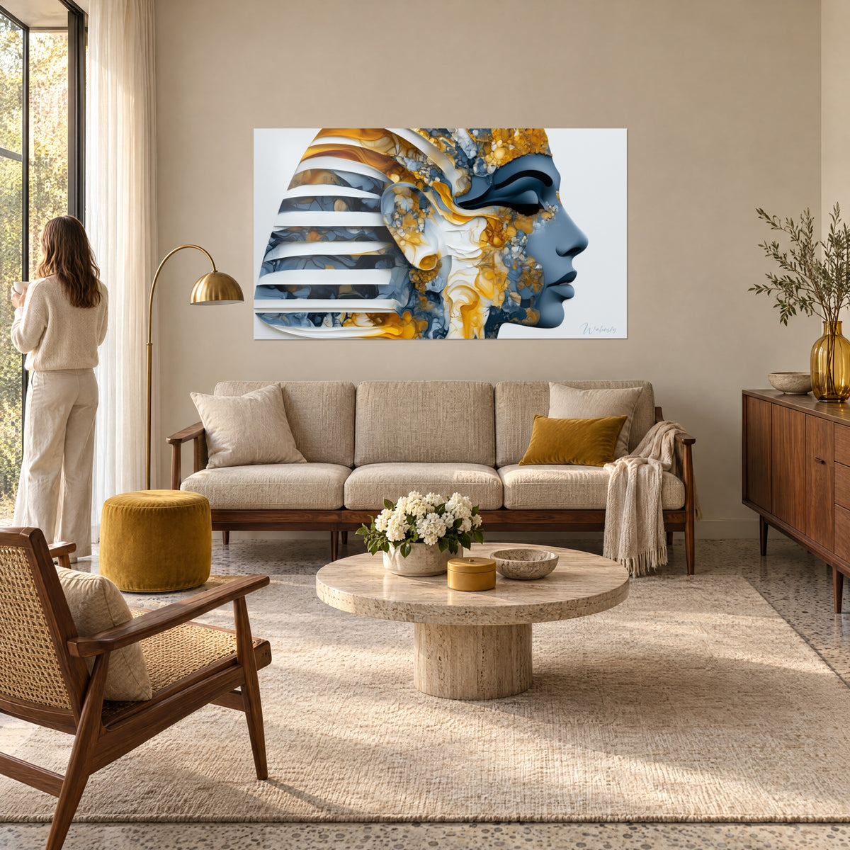 Cuadro faraón de perfil, tocado nemes a rayas blancas, vetas azul pizarra y oro, encima de un sofá en un salón luminoso