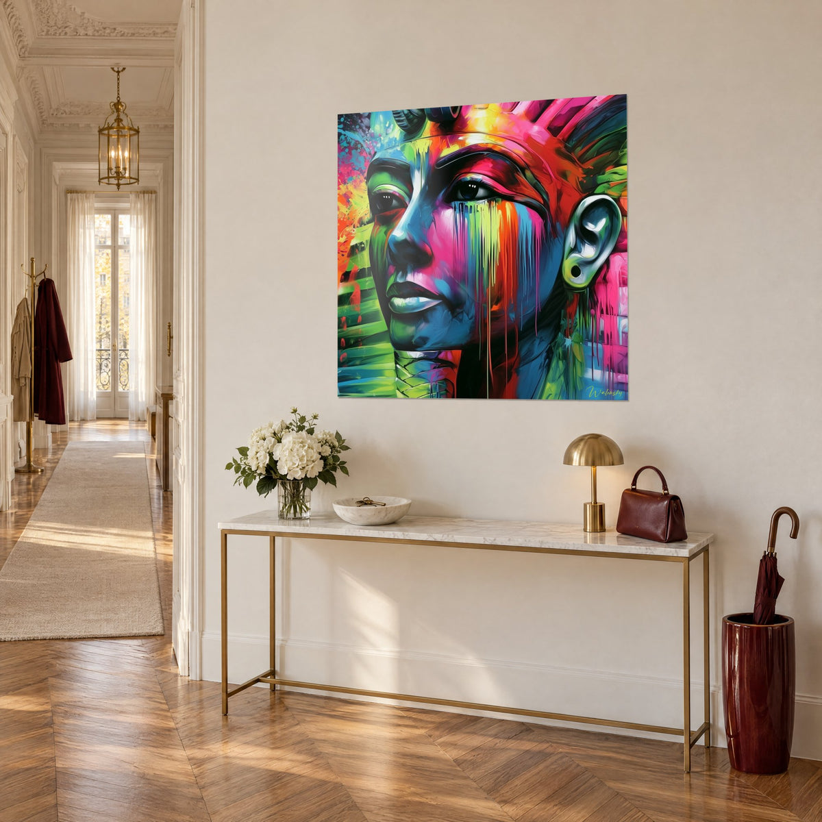 Gemälde ägyptische Maske mit orangefarbenen und türkisen Farbtränen, an einer cremefarbenen Wand, dreiviertel Ansicht im Haussmann-Flur