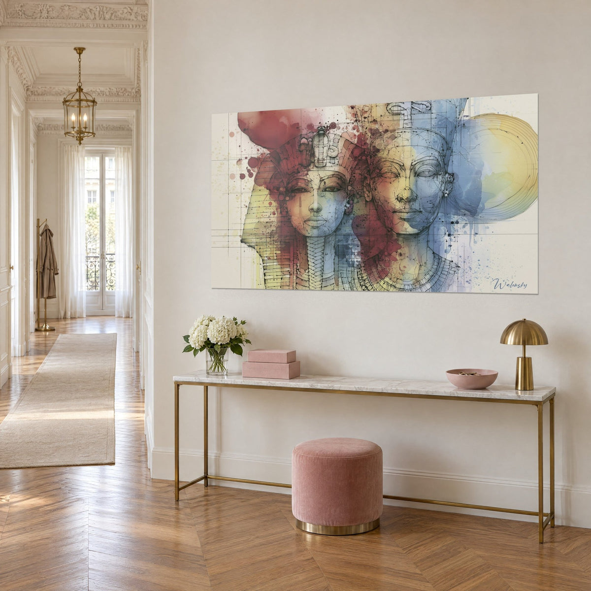 Quadro profili reali egizi a inchiostro, schizzi bordeaux e blu, sole ocra, consolle dorata, appartamento haussmanniano